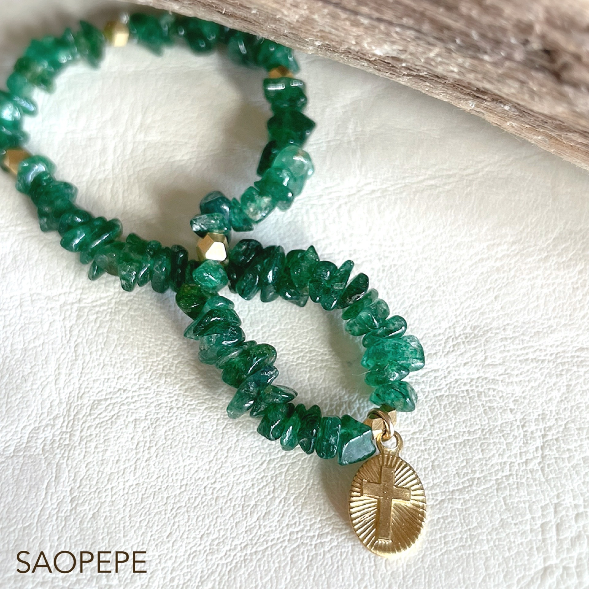 個性的なクロスのメダイ