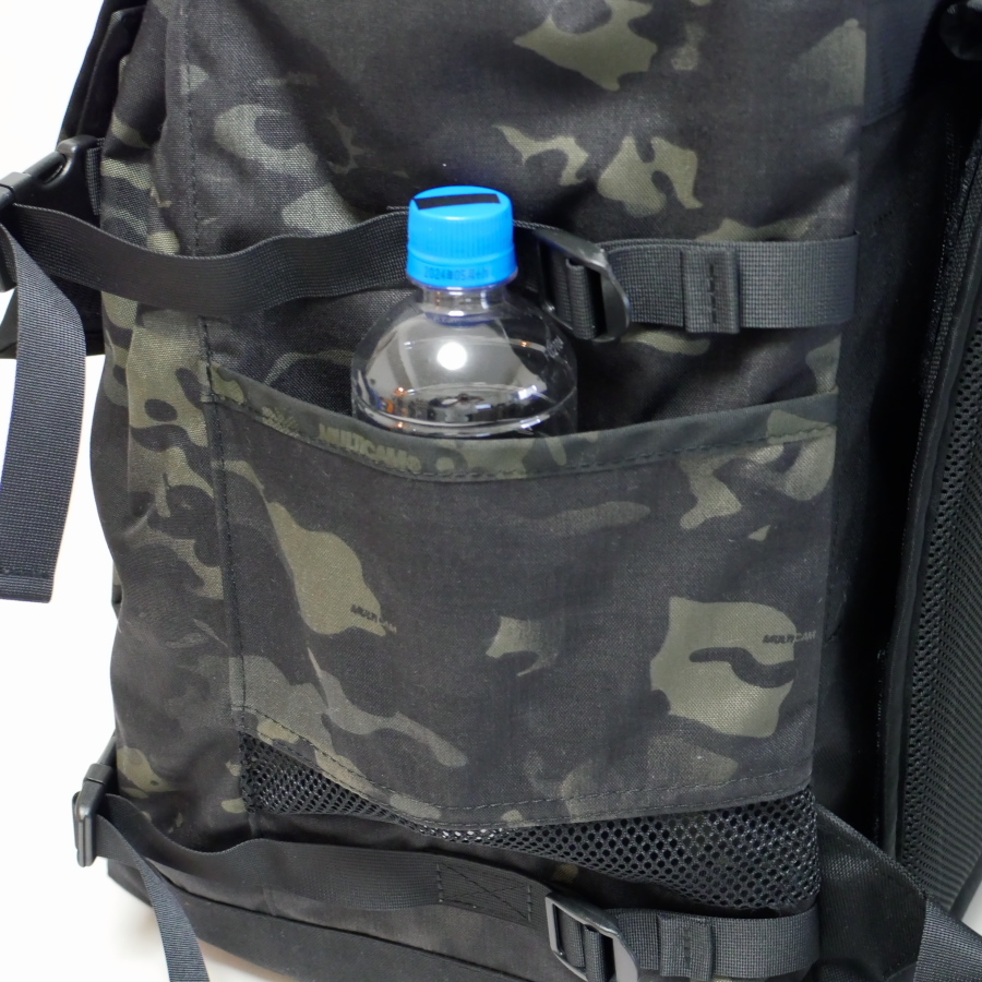 サイドポケットは500mlのペットボトルなどが入り底部はナイロンメッシュです。