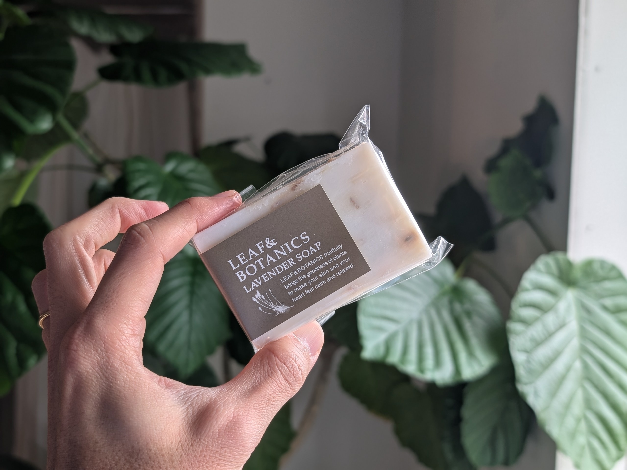 リラックスした野の花の香り。保湿作用を持ち、乾燥をやわらげます。