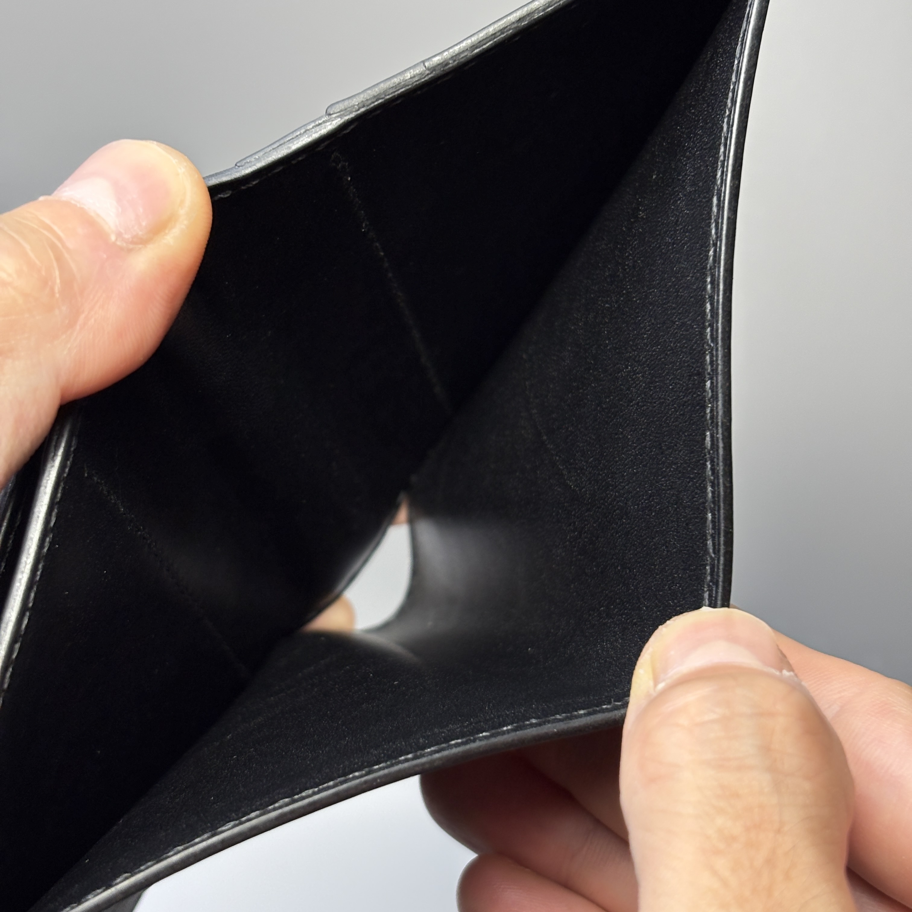 札入れ部にもブルガロを贅沢に使用。1万円札でもゆとりを持って収納できる設計