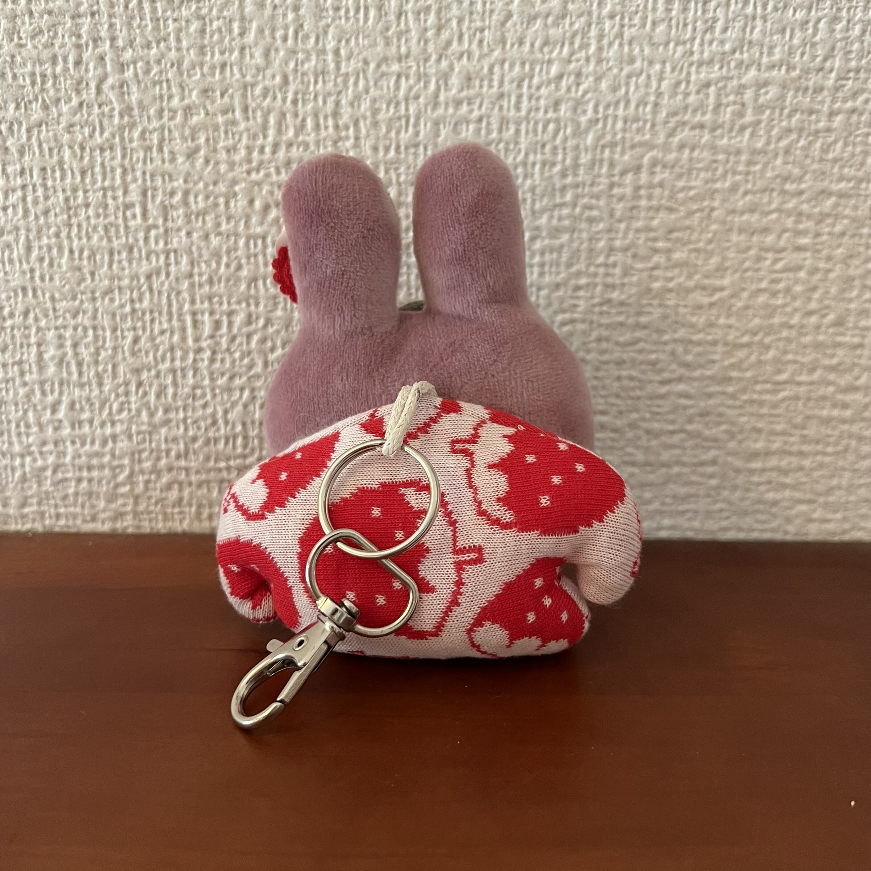 薄ピンク房のいちご（背面）