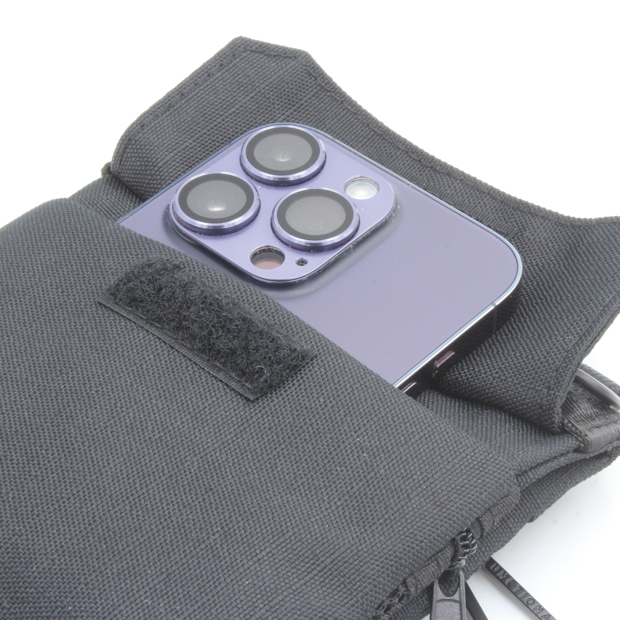 背面ポケットはフラップがあるので急な雨でも対応出来ます