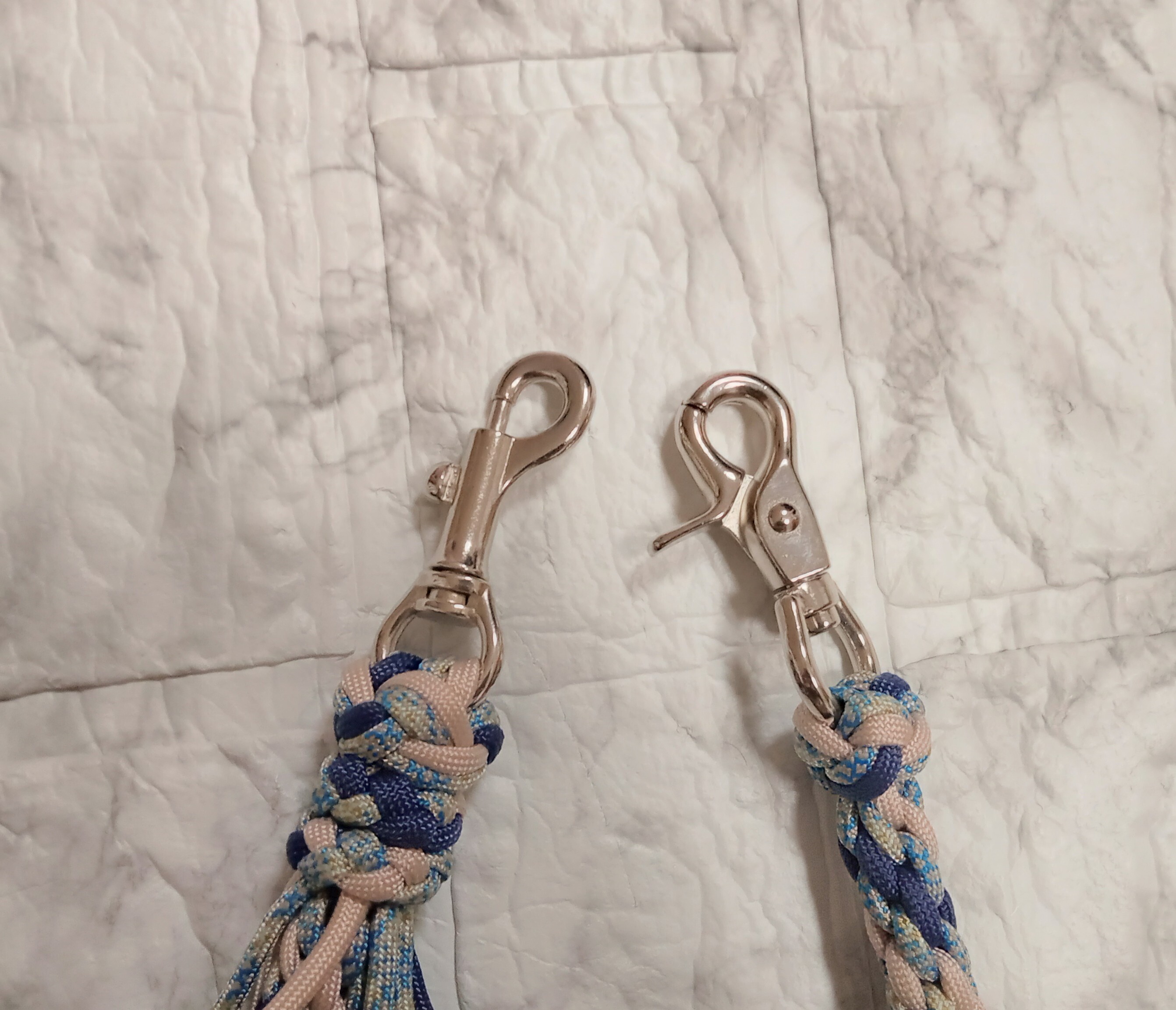 右）わんこ側金具　サイズ大　左）持ち手側