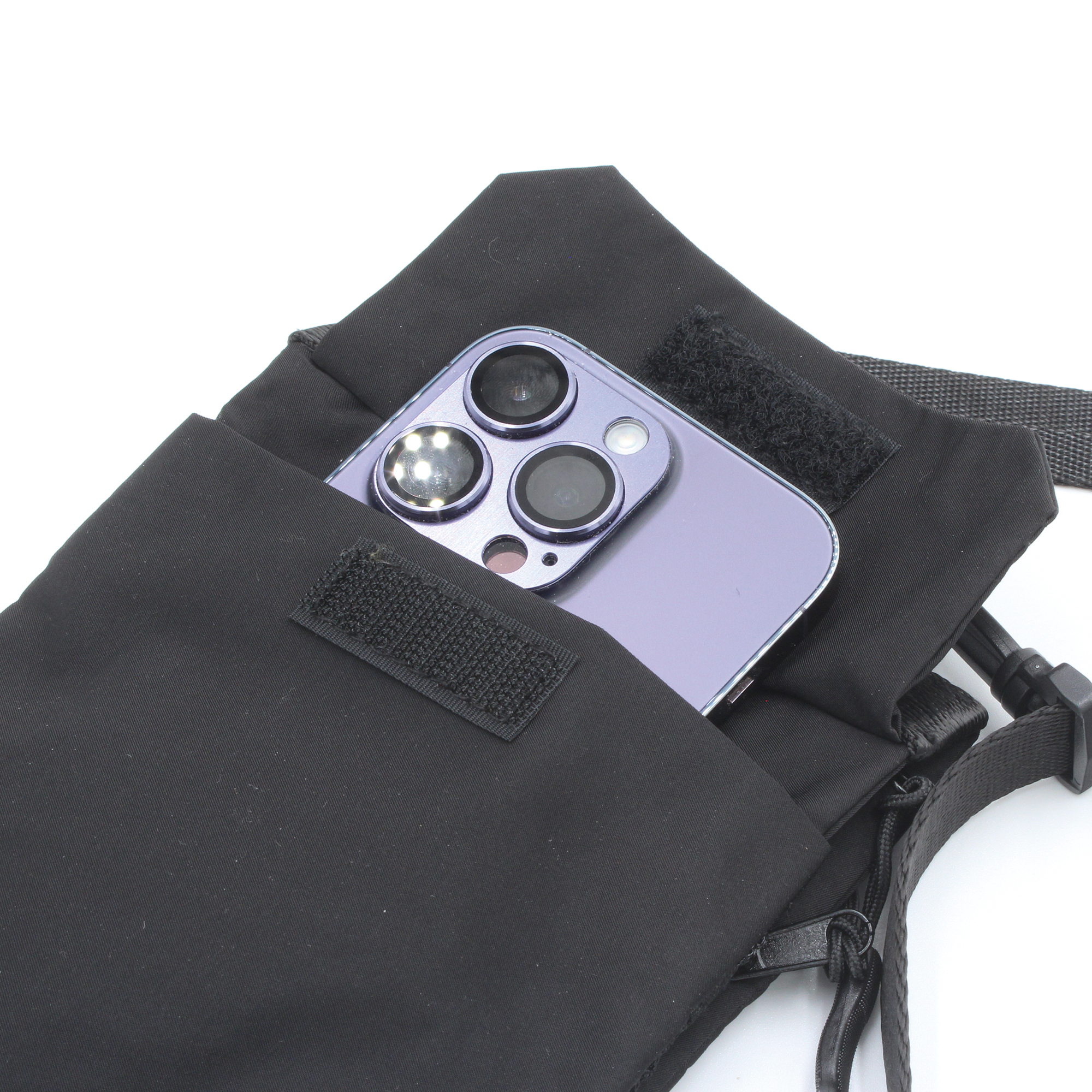 背面ポケットはフラップがあるので急な雨でも対応出来ます