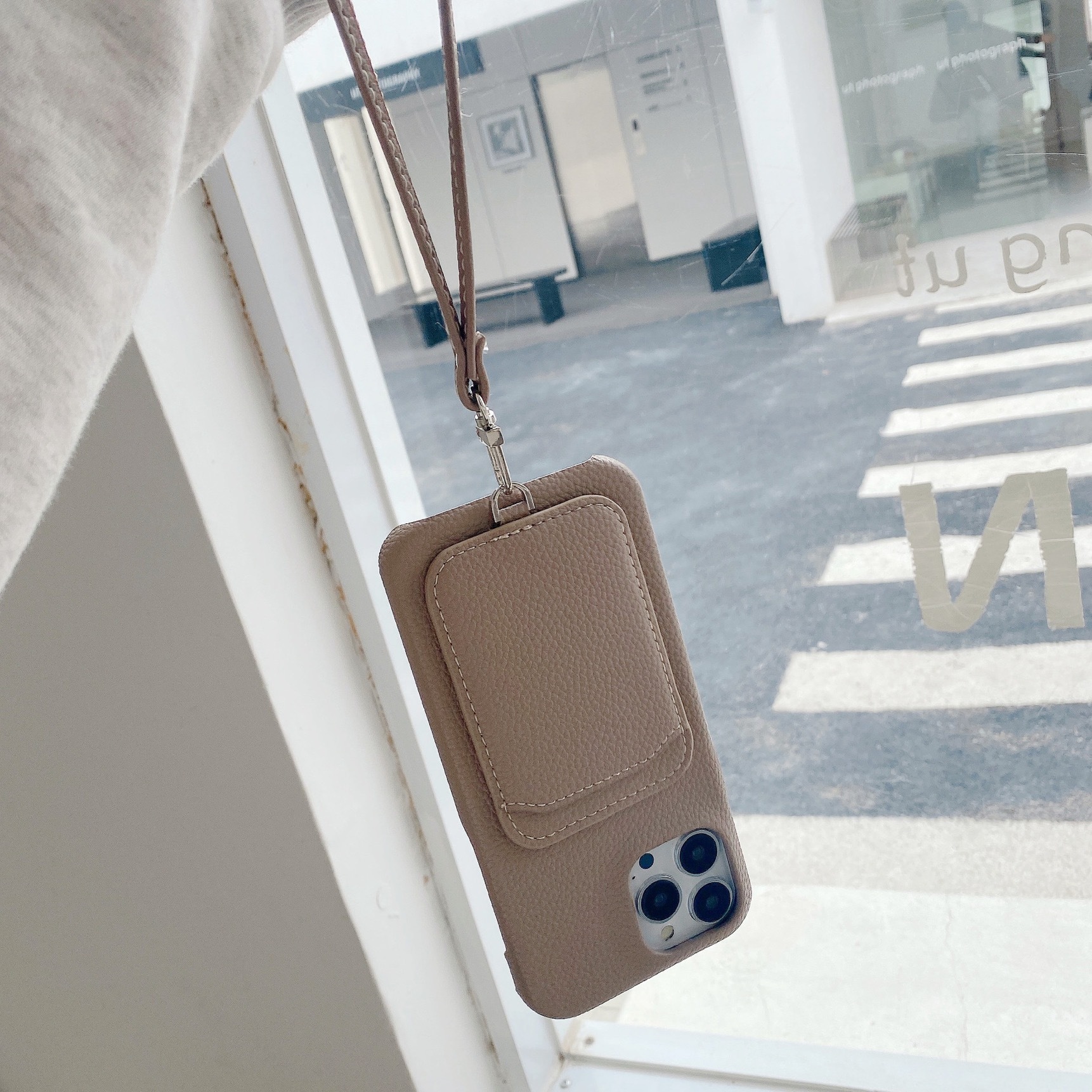 腕に通して持てばスマホライフがさらに便利に