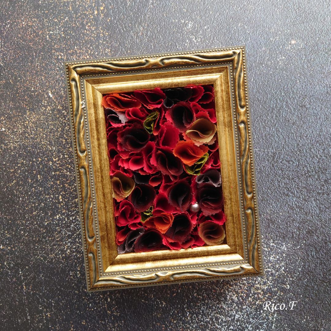 アンティークゴールドのフレームで気高く