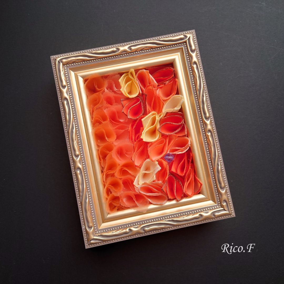 ゴールドのフレーム