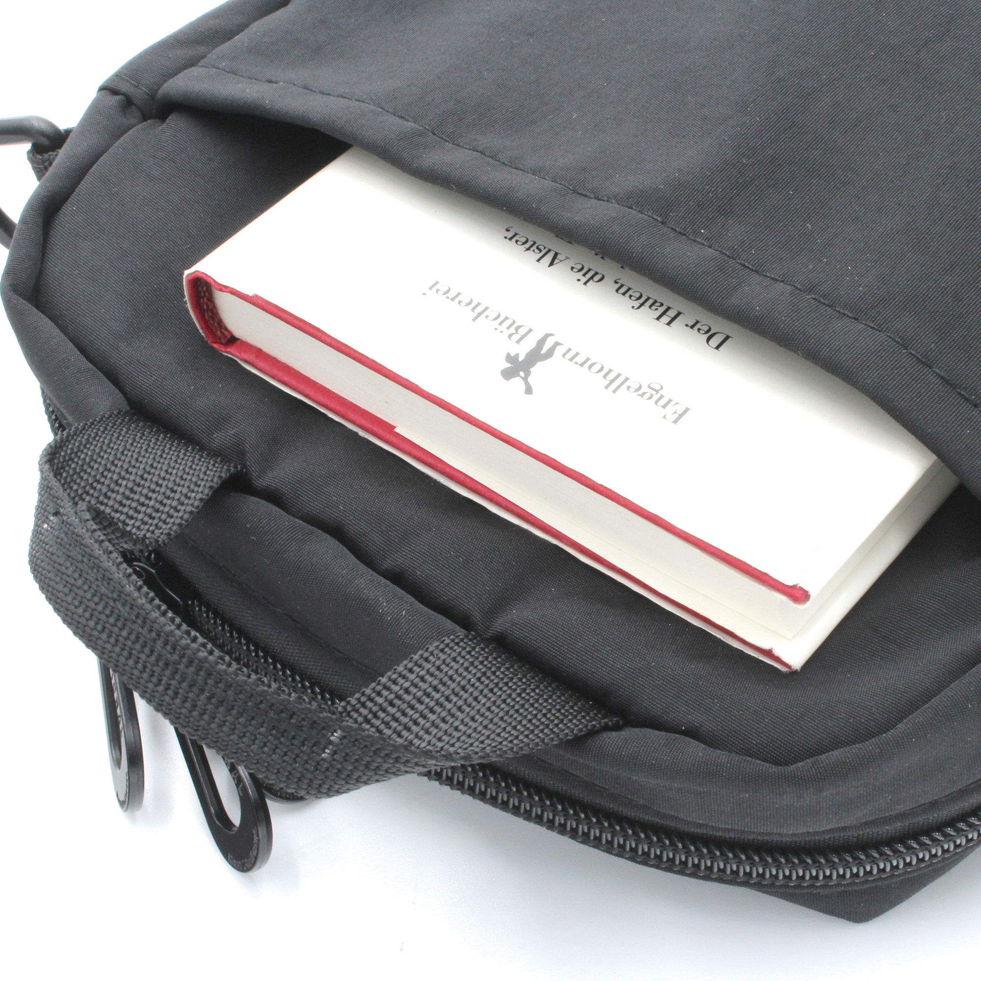 背面ポケットは文庫本も入るサイズ感