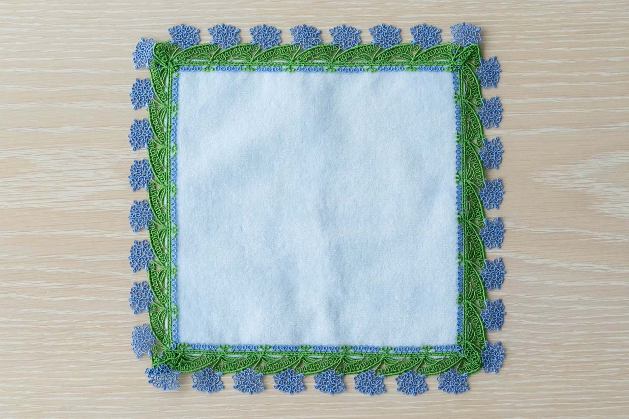 花がぐるりと咲き誇っています（画像は、アクアブルー）