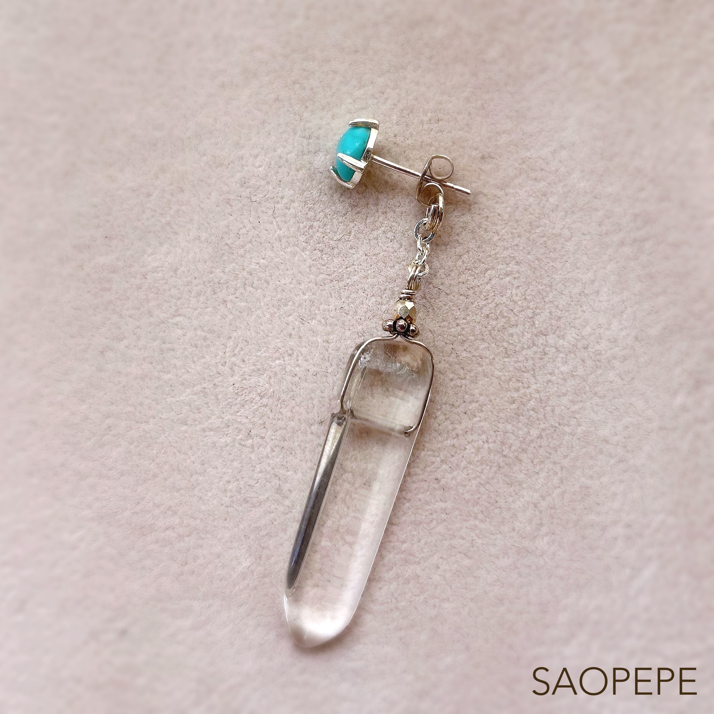 氷柱のような水晶ダブルポイント