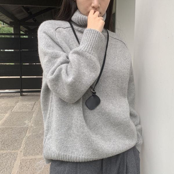 グレー