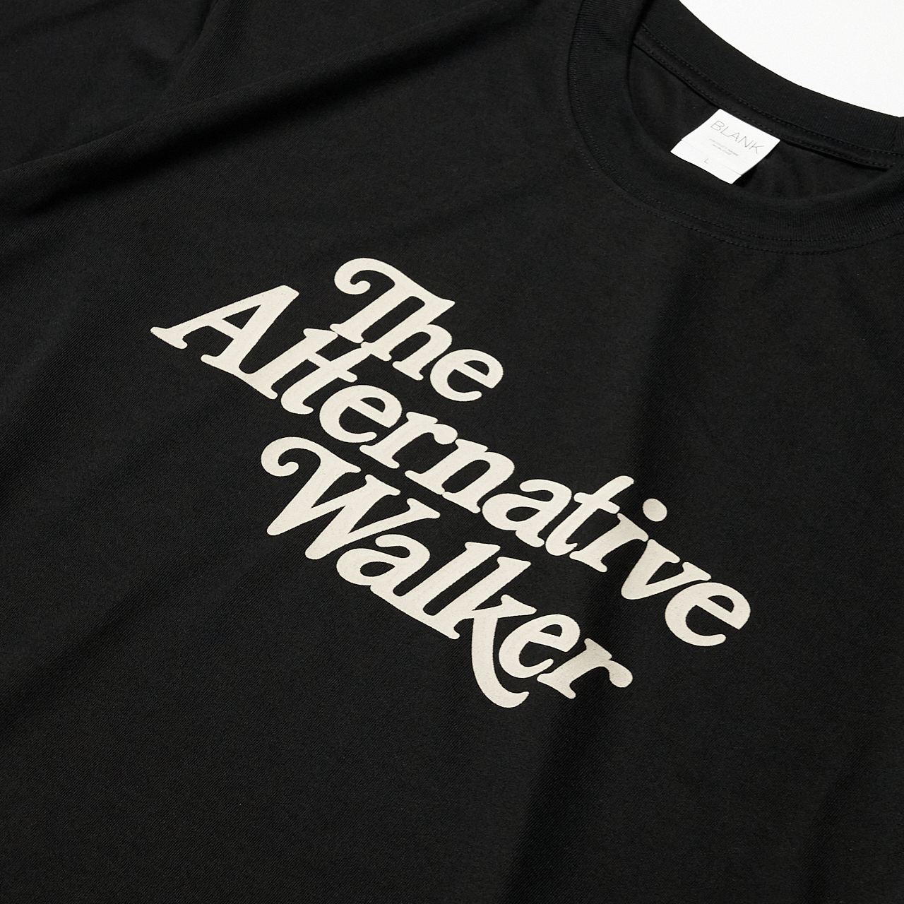 ロゴはvintage感のあるオフホワイト