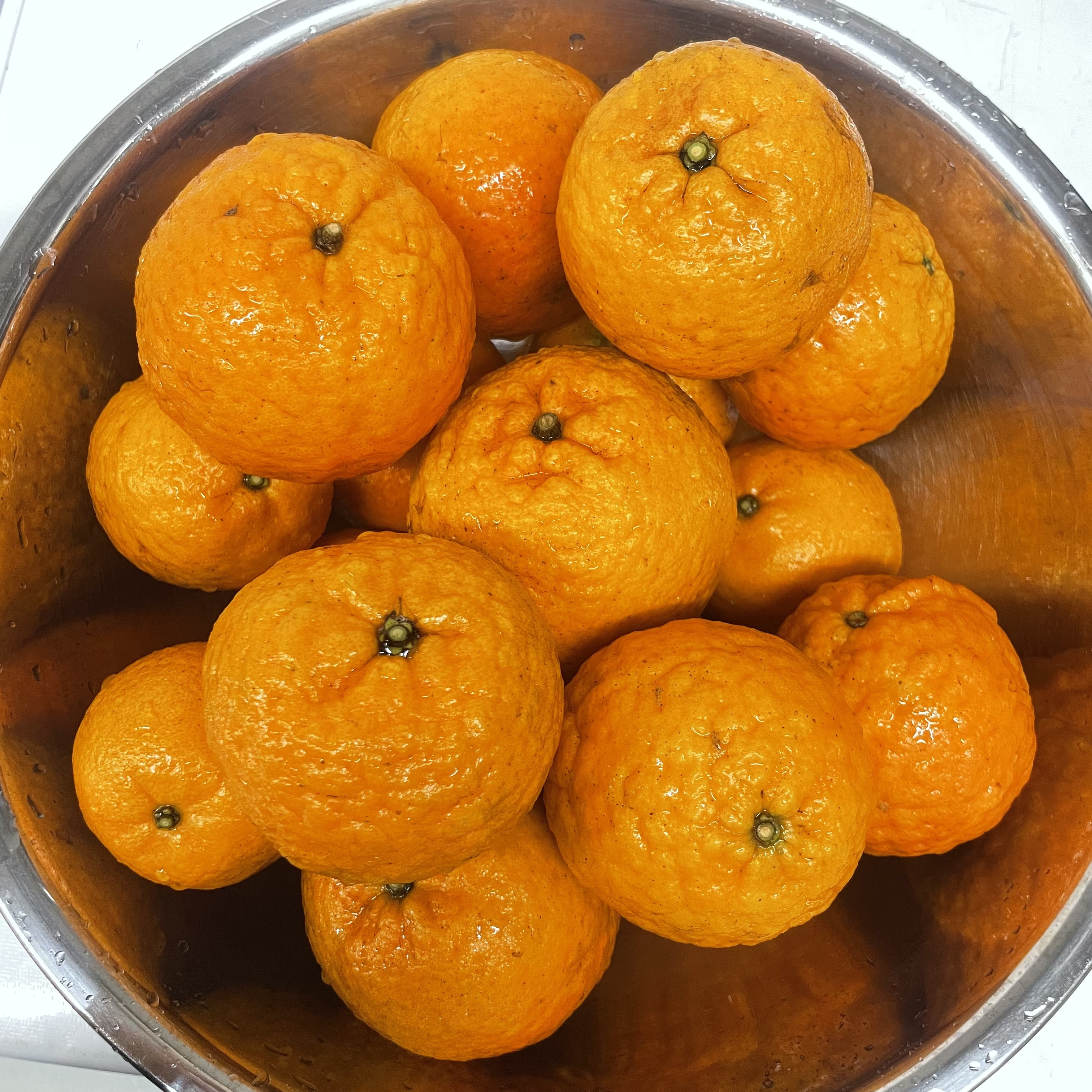 何度も皮を洗い、ゆでこぼして…と丁寧に作業してゆきます。