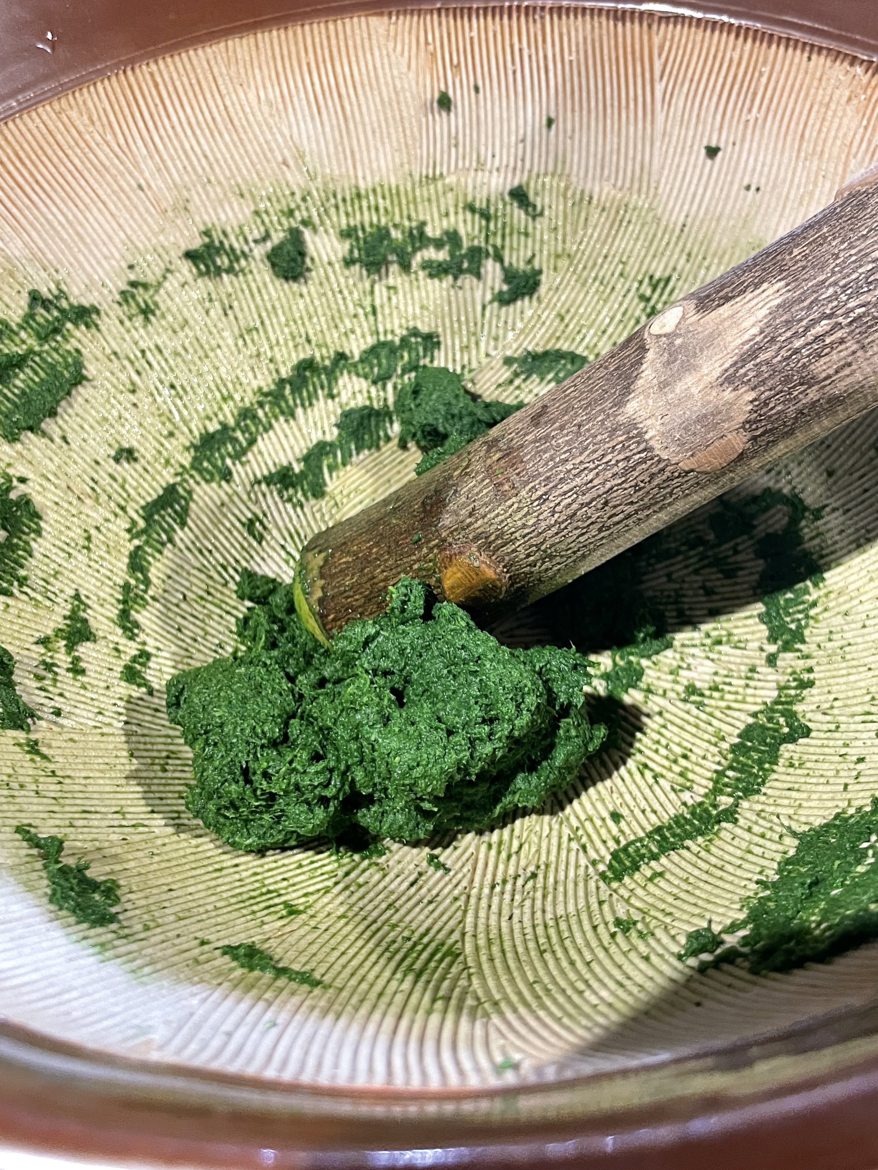 香りが出るように、フードプロセッサーではなくすり鉢で丁寧にすりつぶしてゆきます。