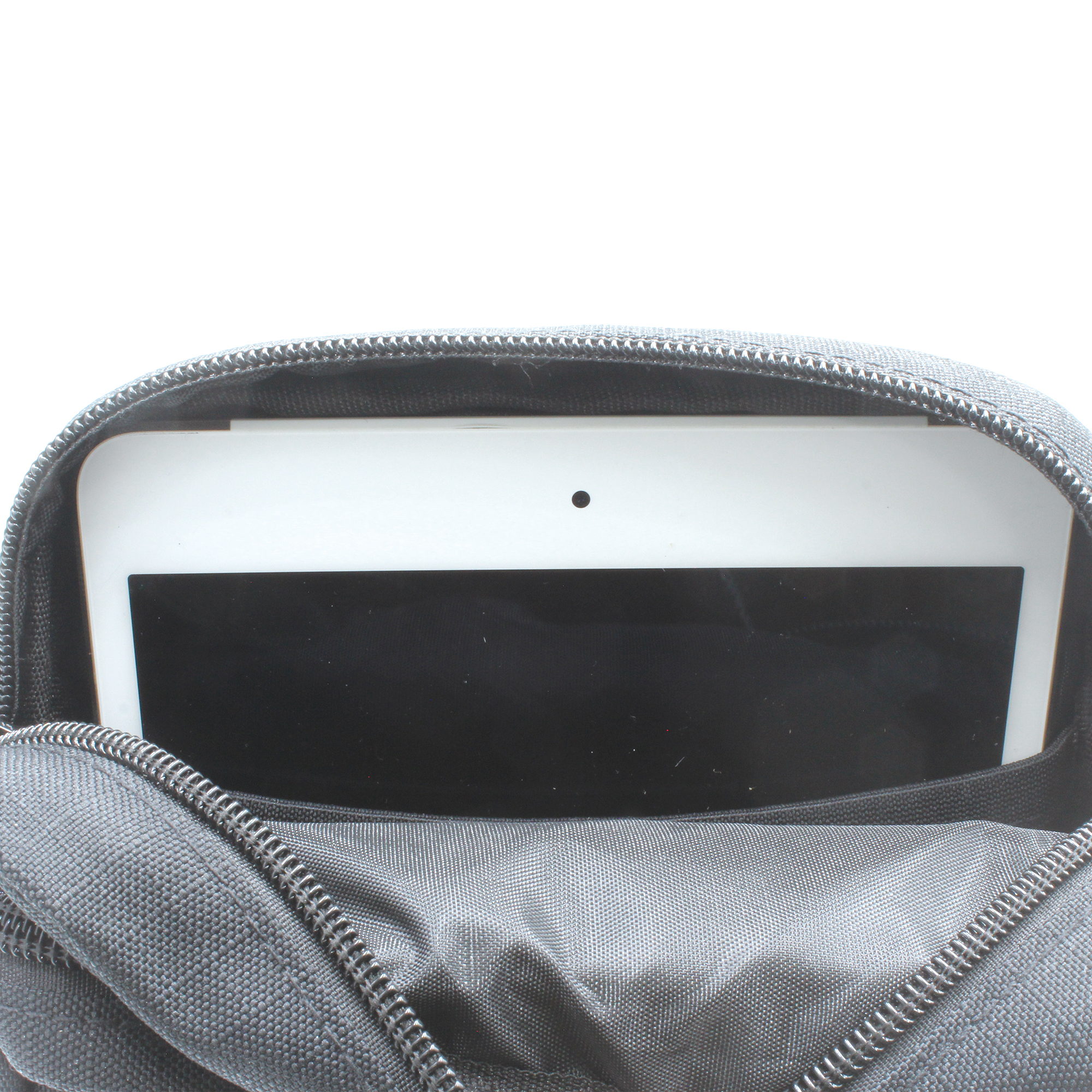 メインポケット背面側には、タブレットポケットを完備。