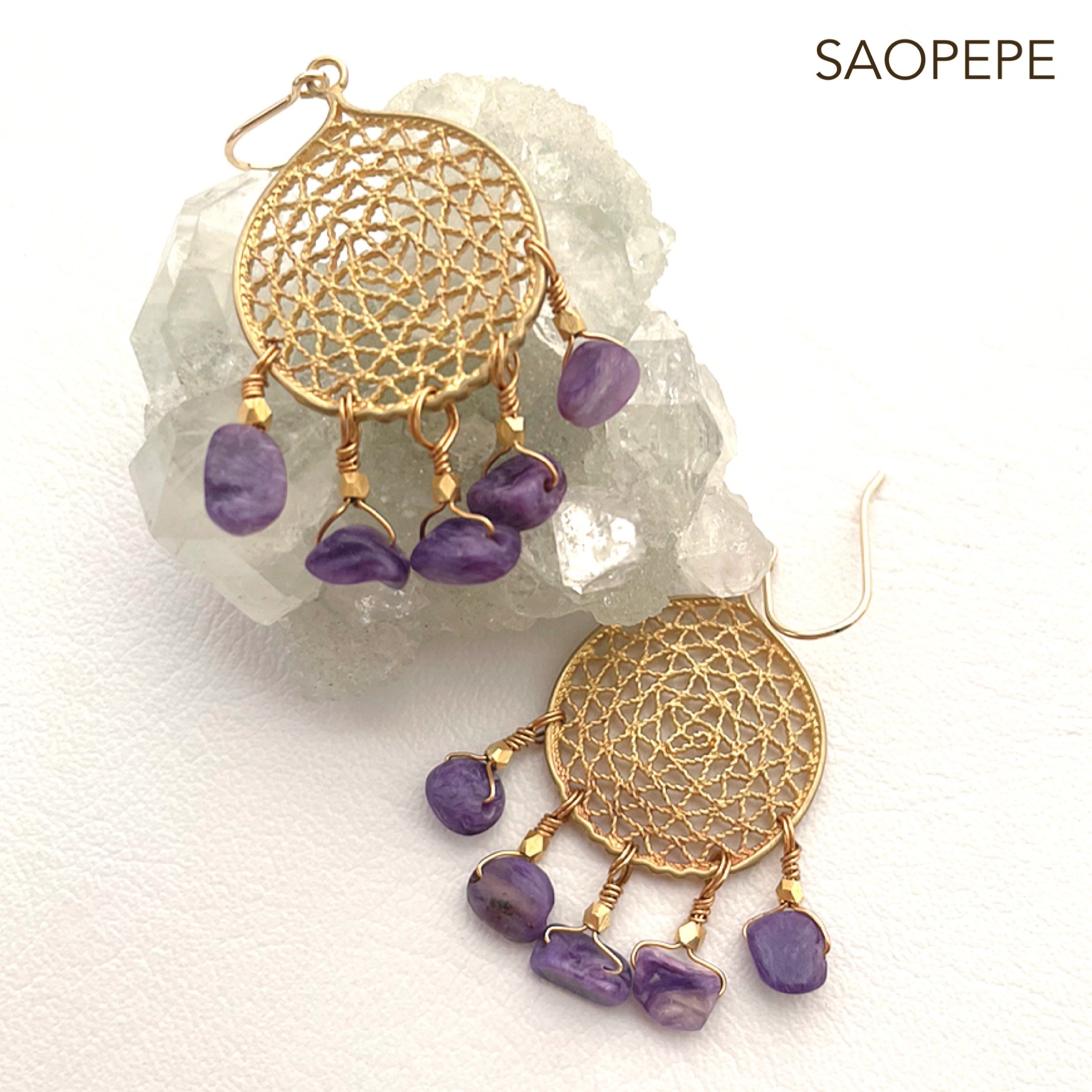 深い紫のマーブル模様が美しいチャロアイト