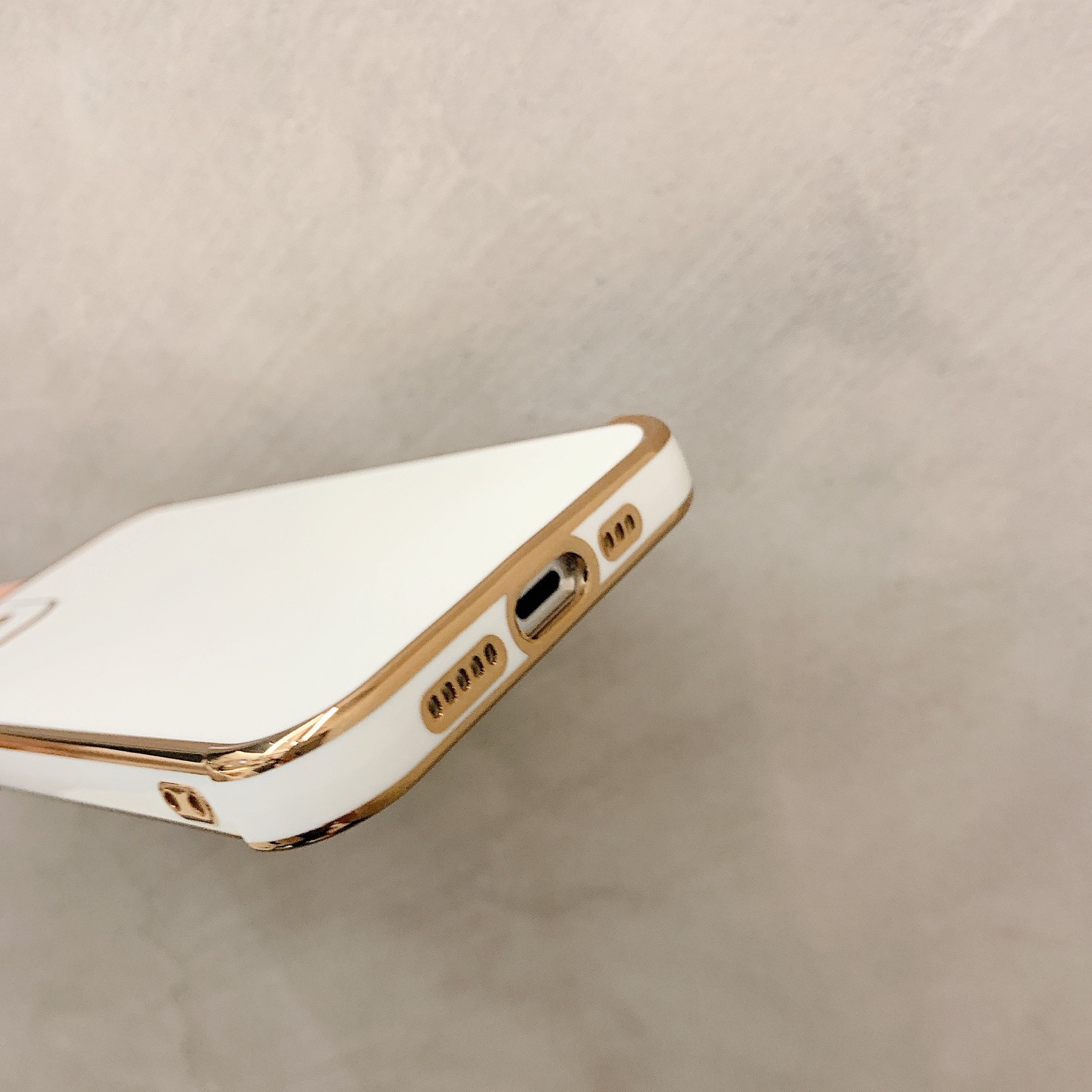 スピーカー・充電口など開け口ぴったり