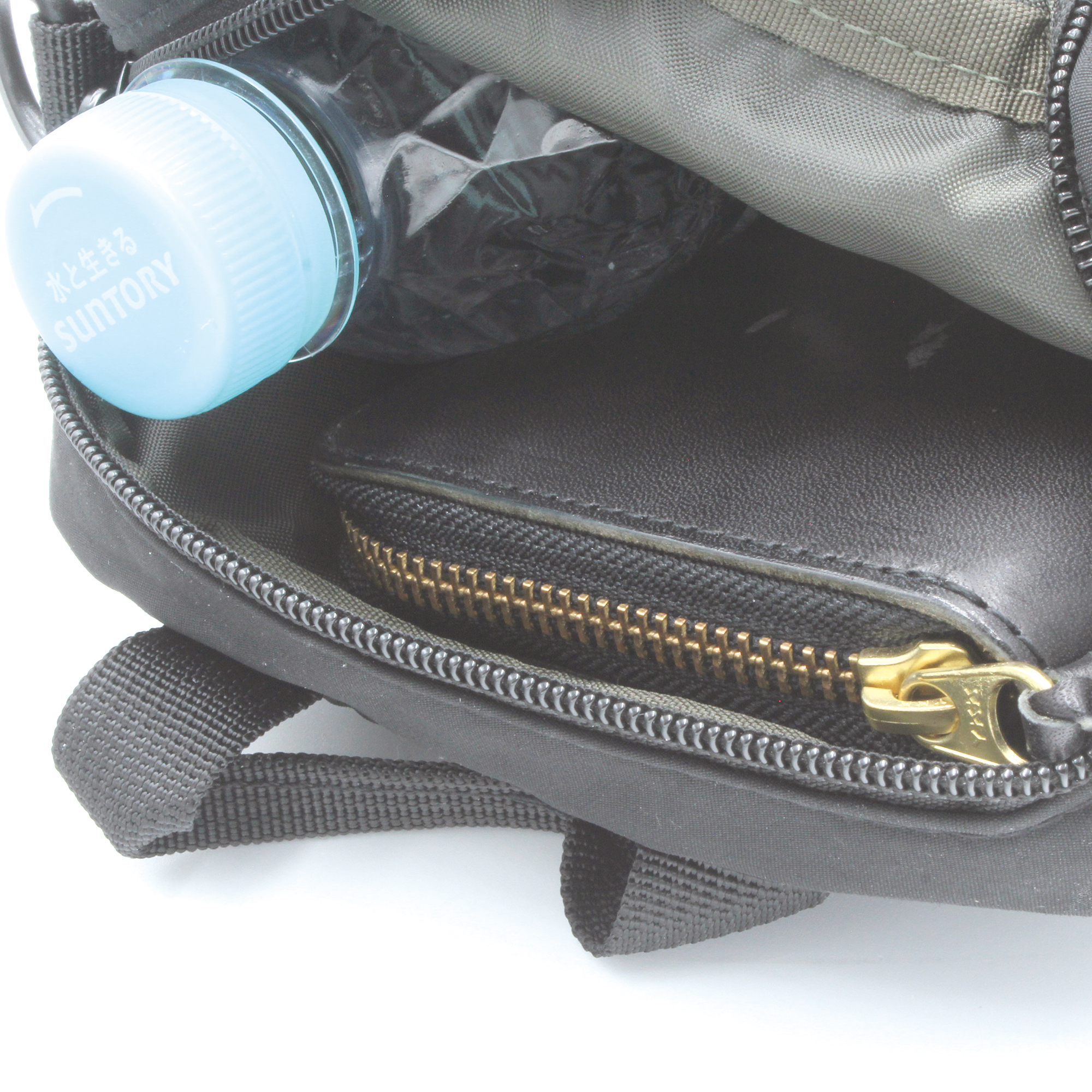 長財布もペットボトルも収まる高さとサイズ感