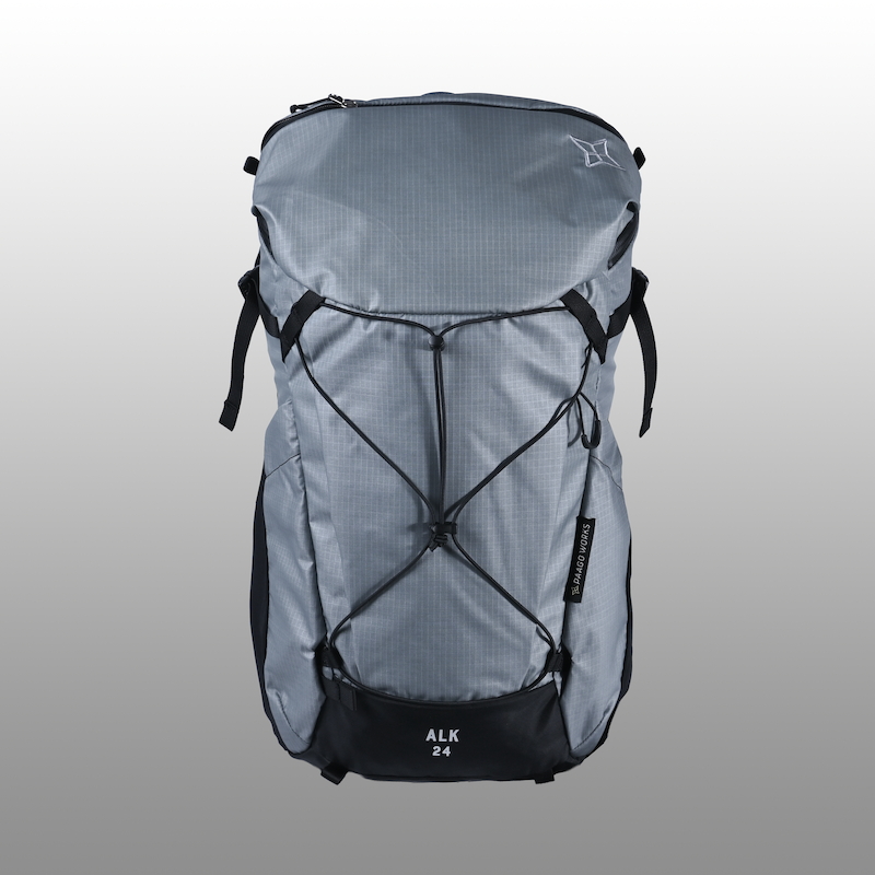 ALK24は大きなトップポケットが特徴。使いやすい容量とアクセスしやすいポケットレイアウト。