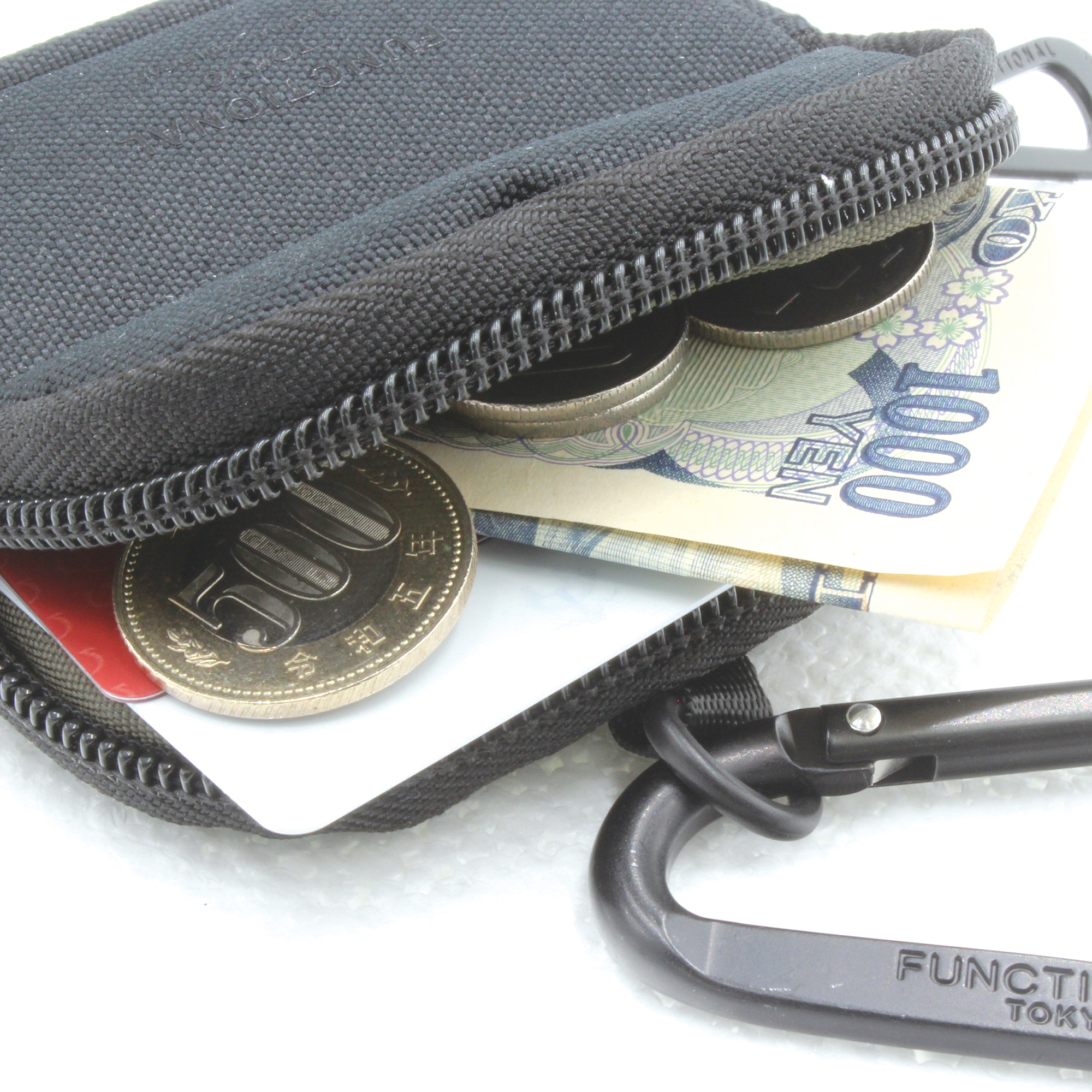 小銭やカードも入れる事が出来るのでお財布としても使用可能