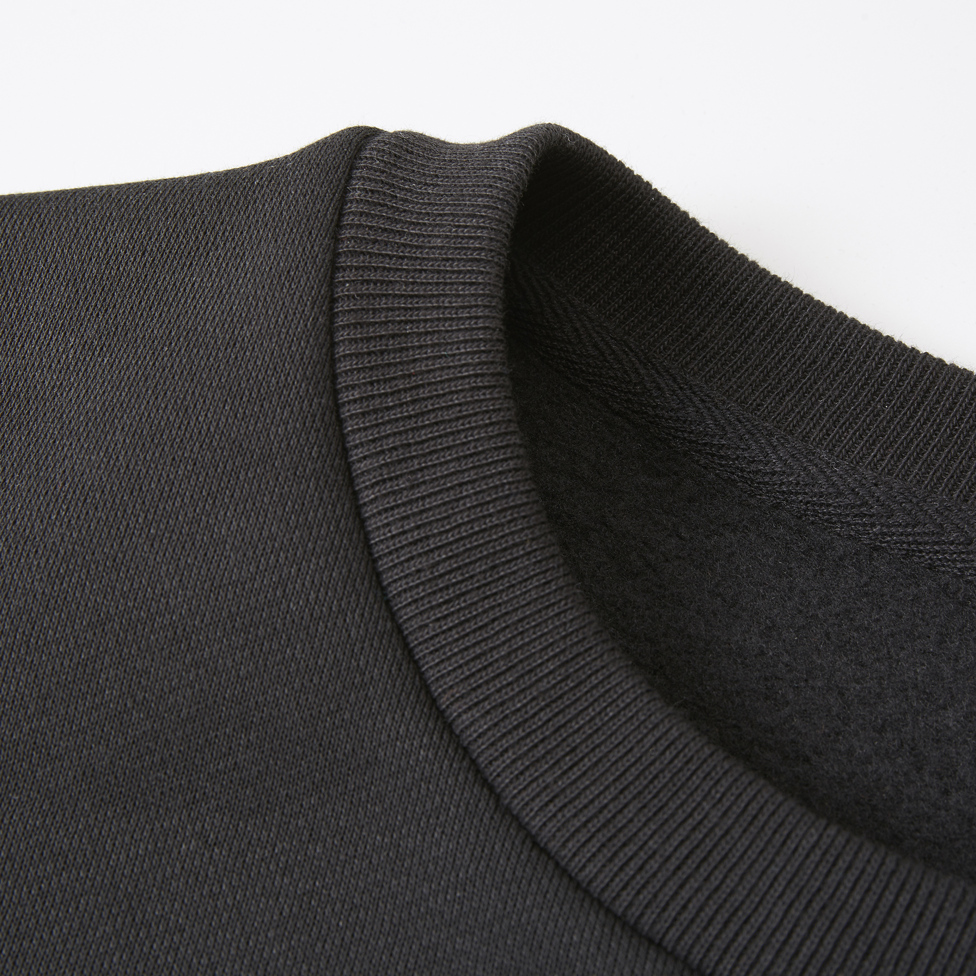 ステッチを隠しシンプルに。内側はタコバインダー始末で、伸び型崩れを防止。