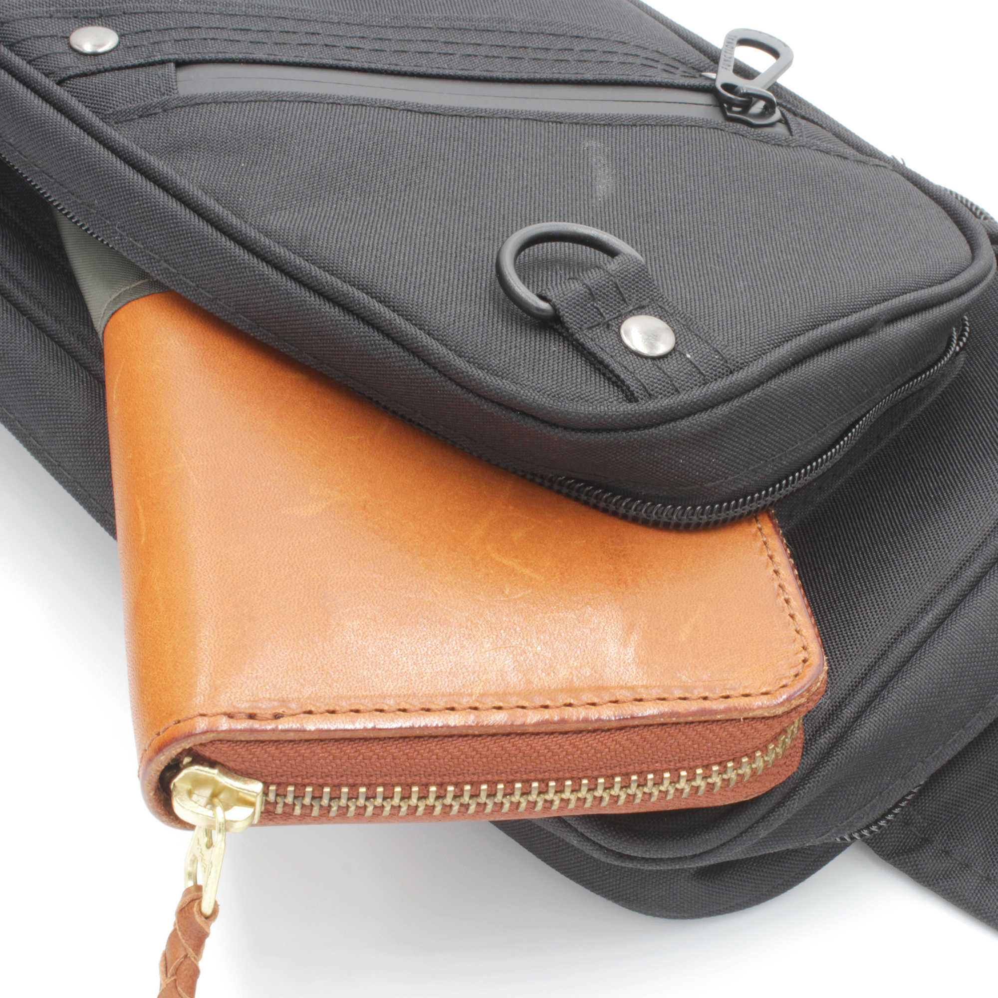 正面ラウンドファスナーポケットは長財布が入る大きさ