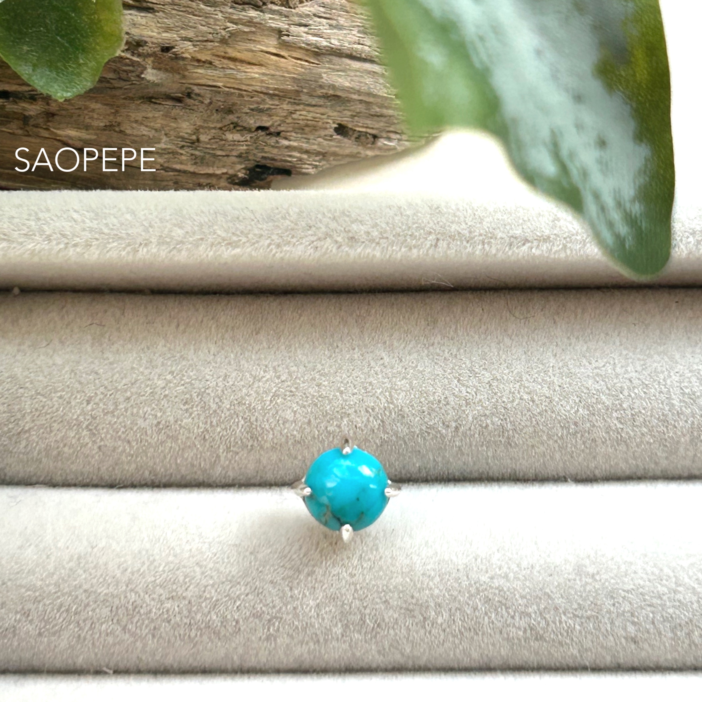 明るいスカイブルーに一部マトリックス(母岩模様)。