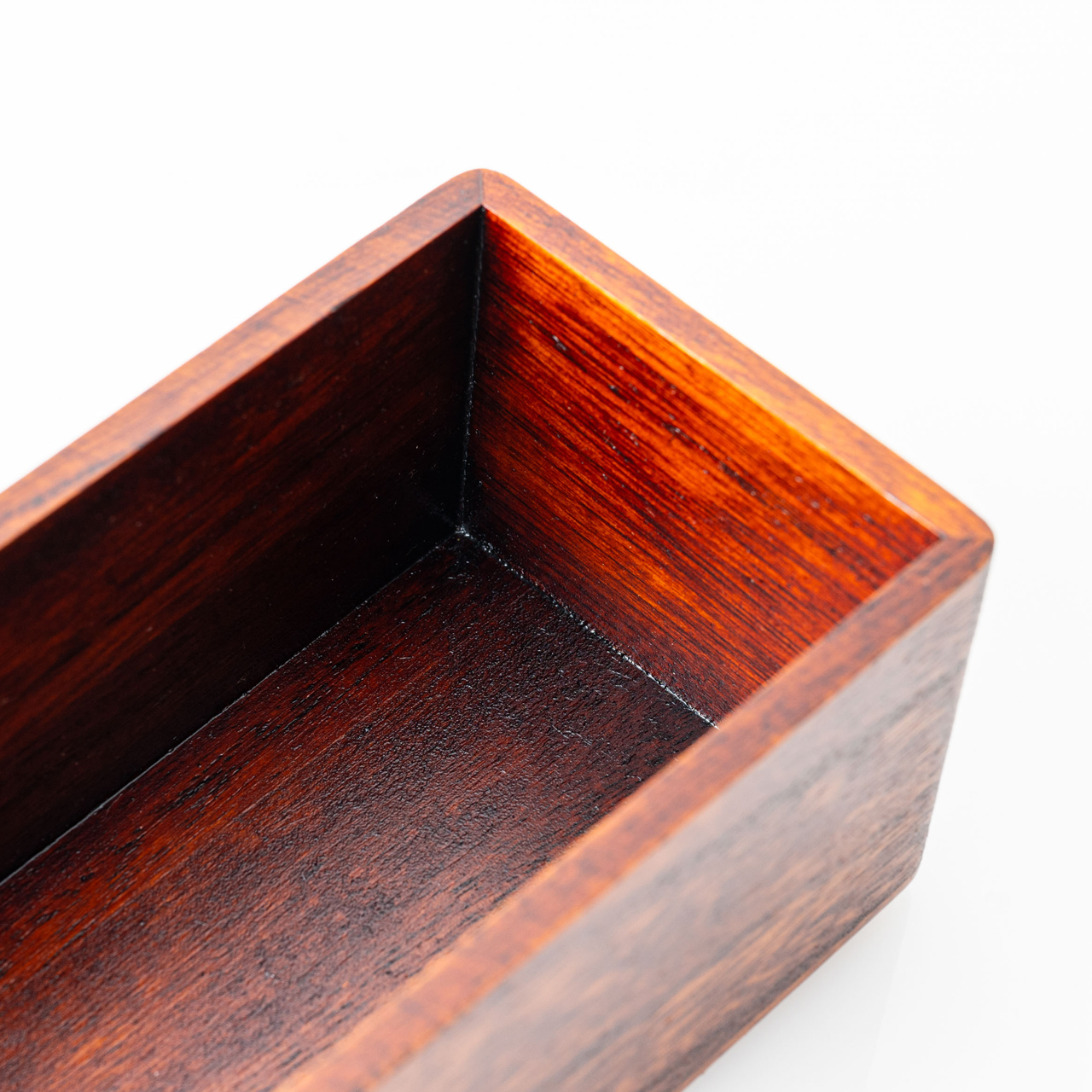 拭き漆が施されているので汚れがつきにくく、お手入れもしやすい