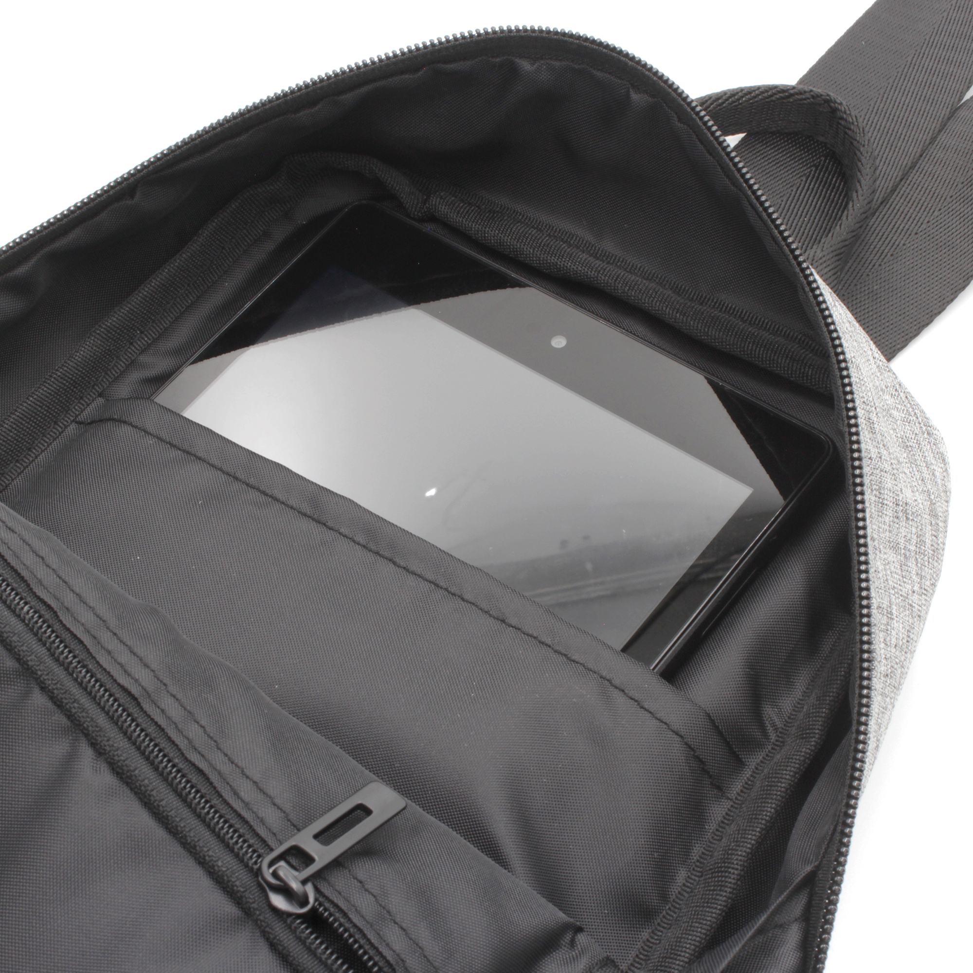 メイン背面側ポケットはタブレットを収納可能 【7.9INCH/20.3cm×13.4cm】