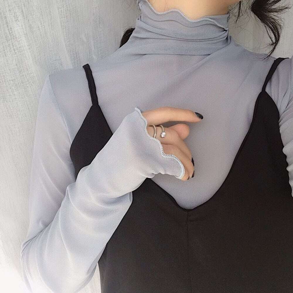 グレー