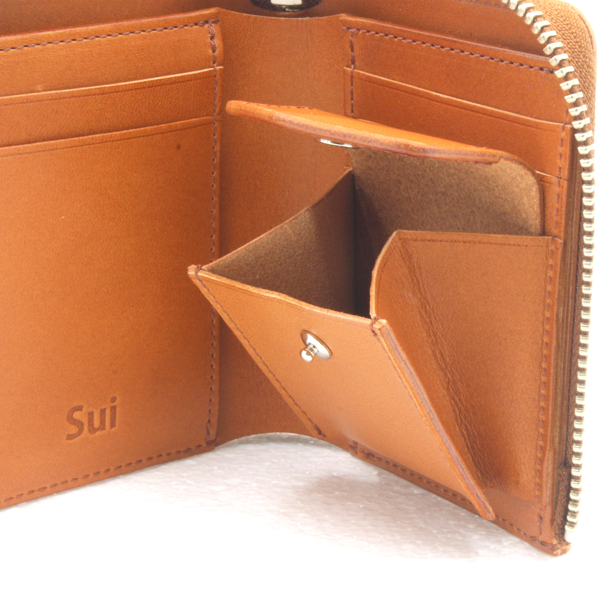 小ぶりでもしっかり収納力のあるコインポケット。