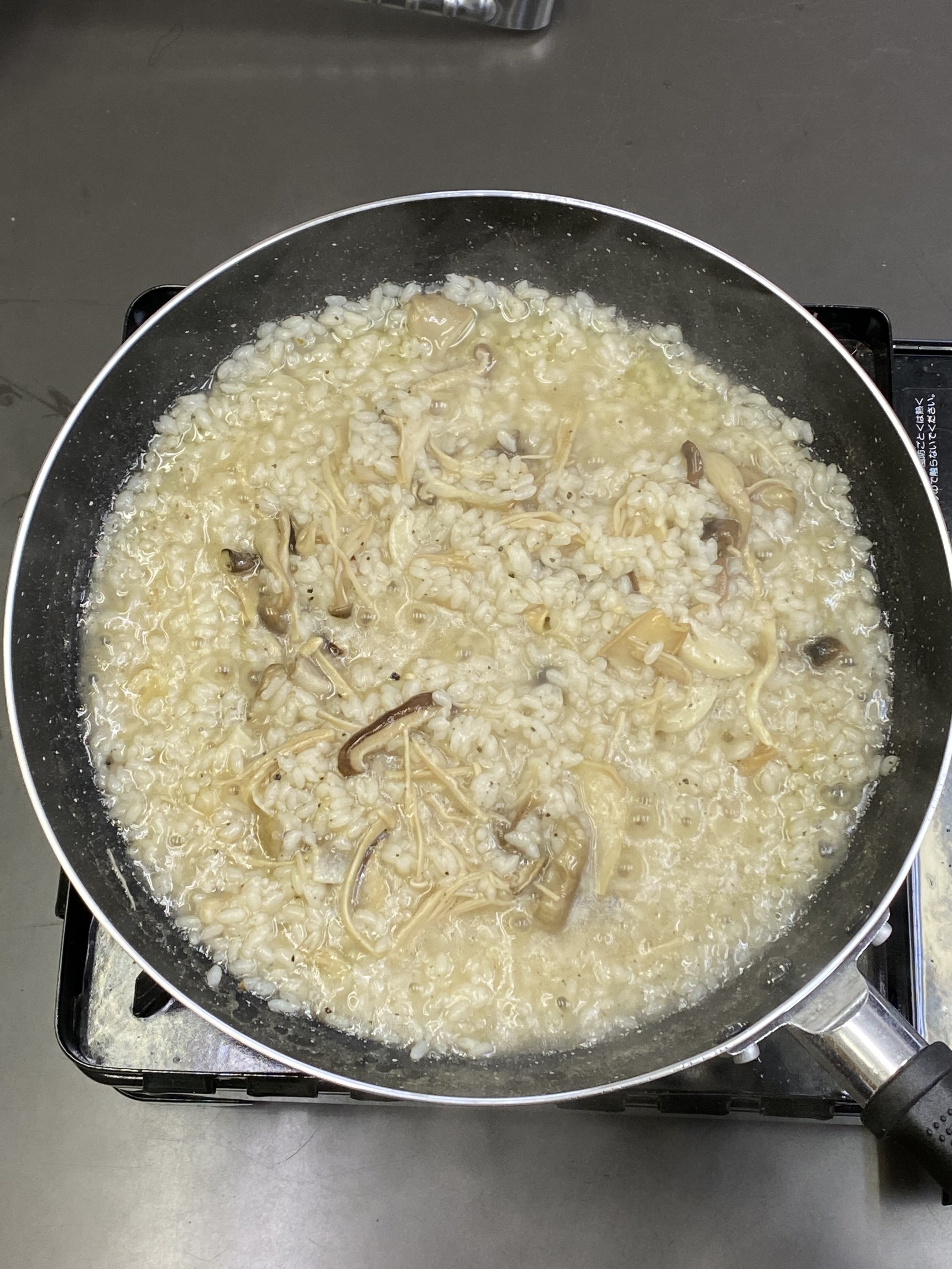 米が硬ければ水を足し、中火で更に煮込みます。良い硬さになったら、お好みで塩やしょうゆを加えます。