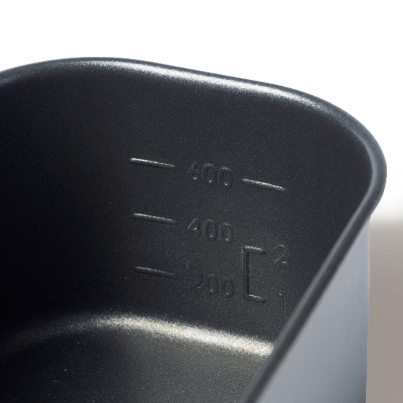 素材は1mm厚のアルミを使用し、手入れの簡単なフッ素樹脂コーティングを施しています。