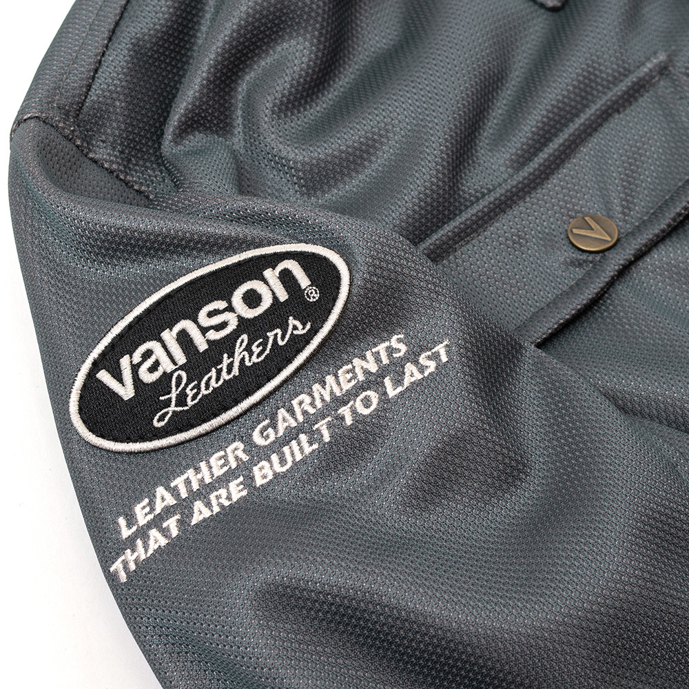 刺繍仕上げのワッペン。