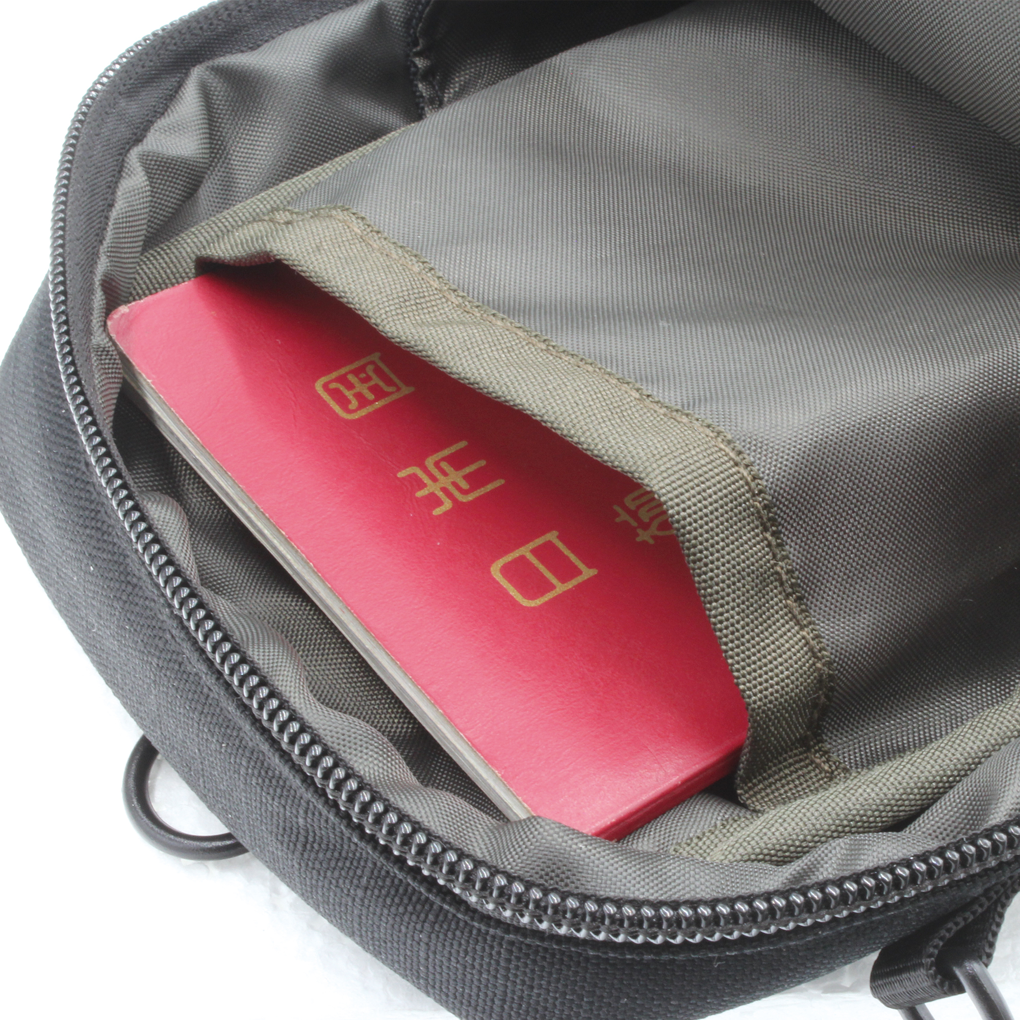 パスポートがスッポリ収まるメインポケット背面内ポケット。