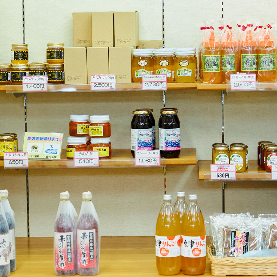 蜂蜜や米、酒など、ジャンルごとにブースが分かれており、目当ての商品が探しやすい。