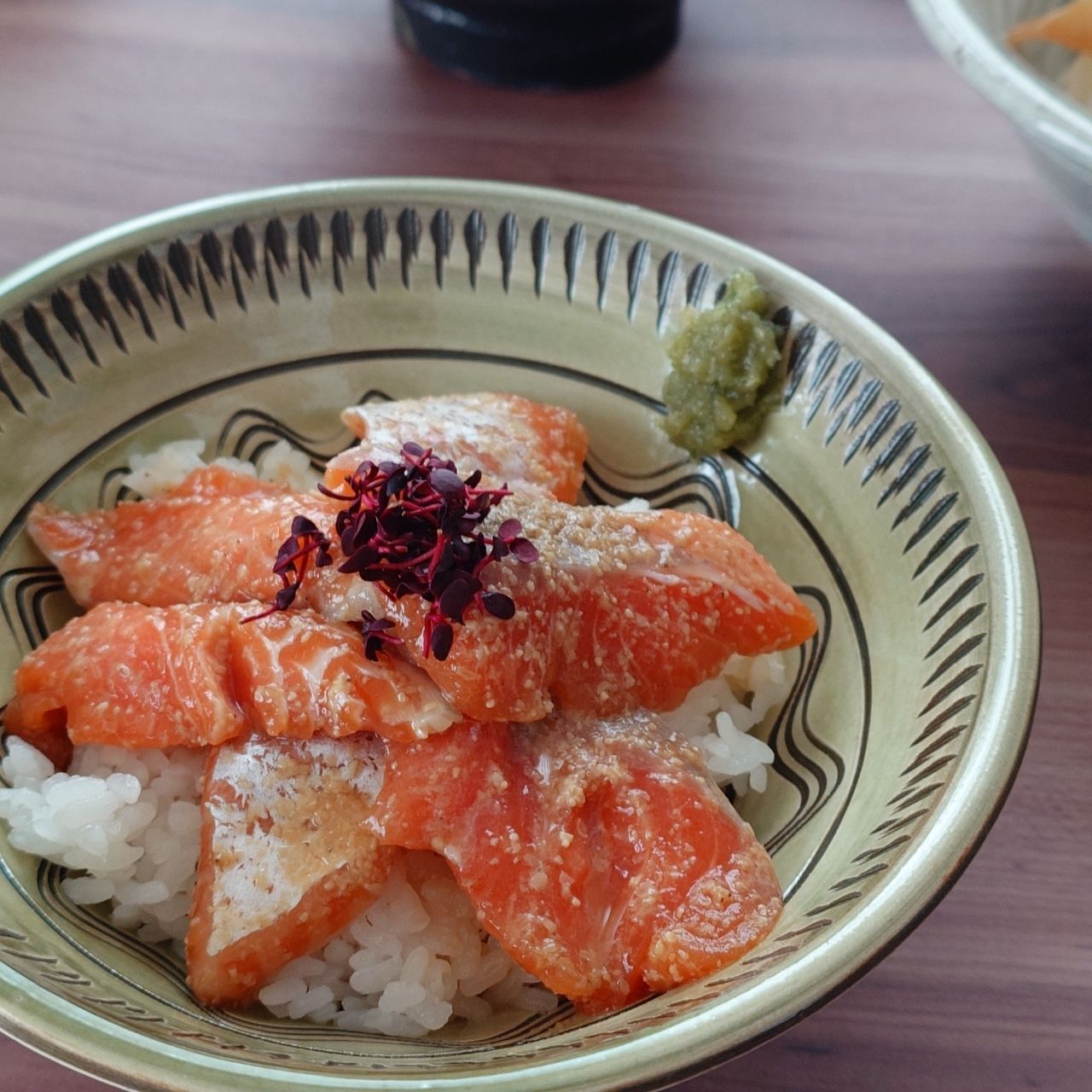漬け丼の具　三陸産　トラウトサーモン ごまだれ 盛付例
