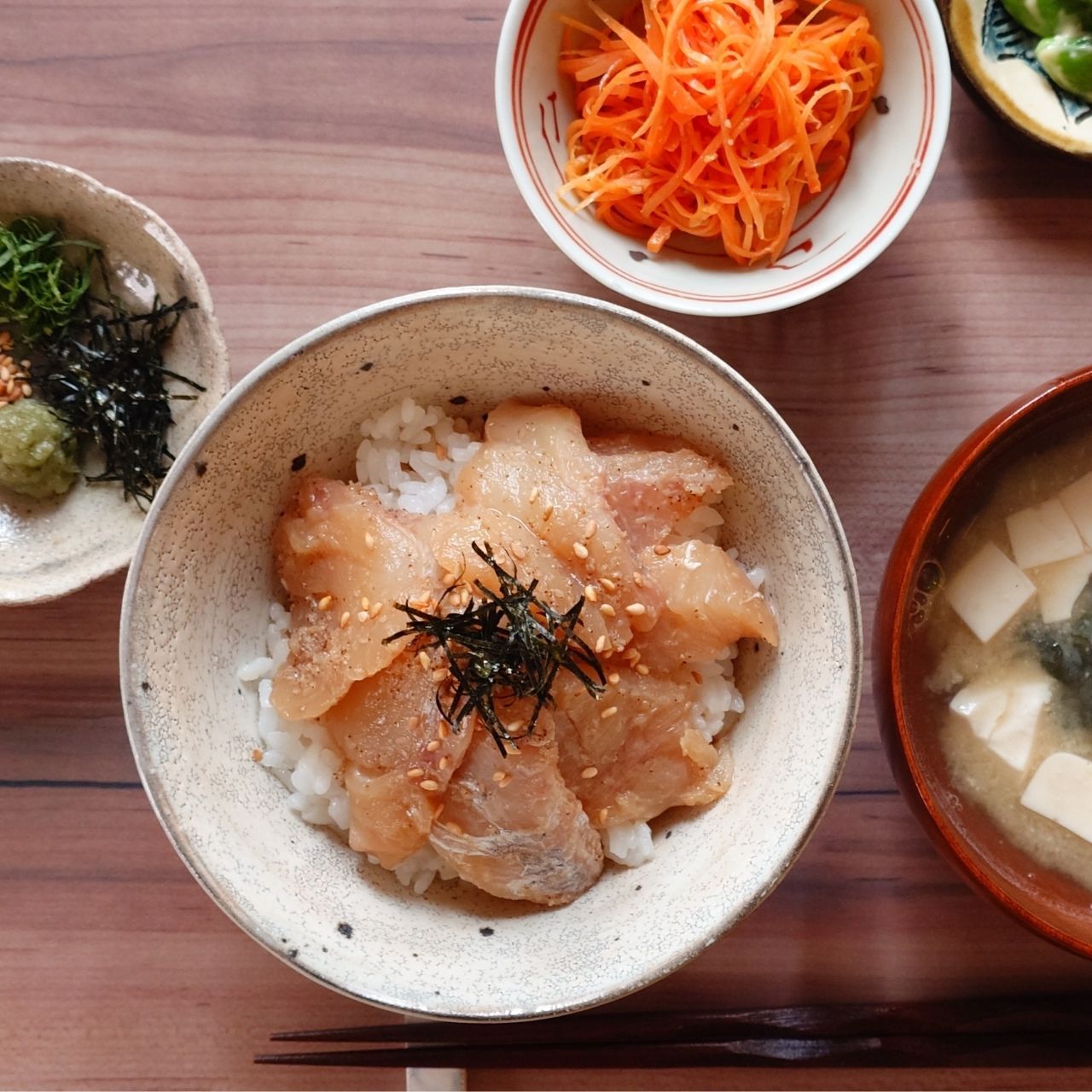 漬け丼の具　三陸産　タラ ごまだれ 盛付例