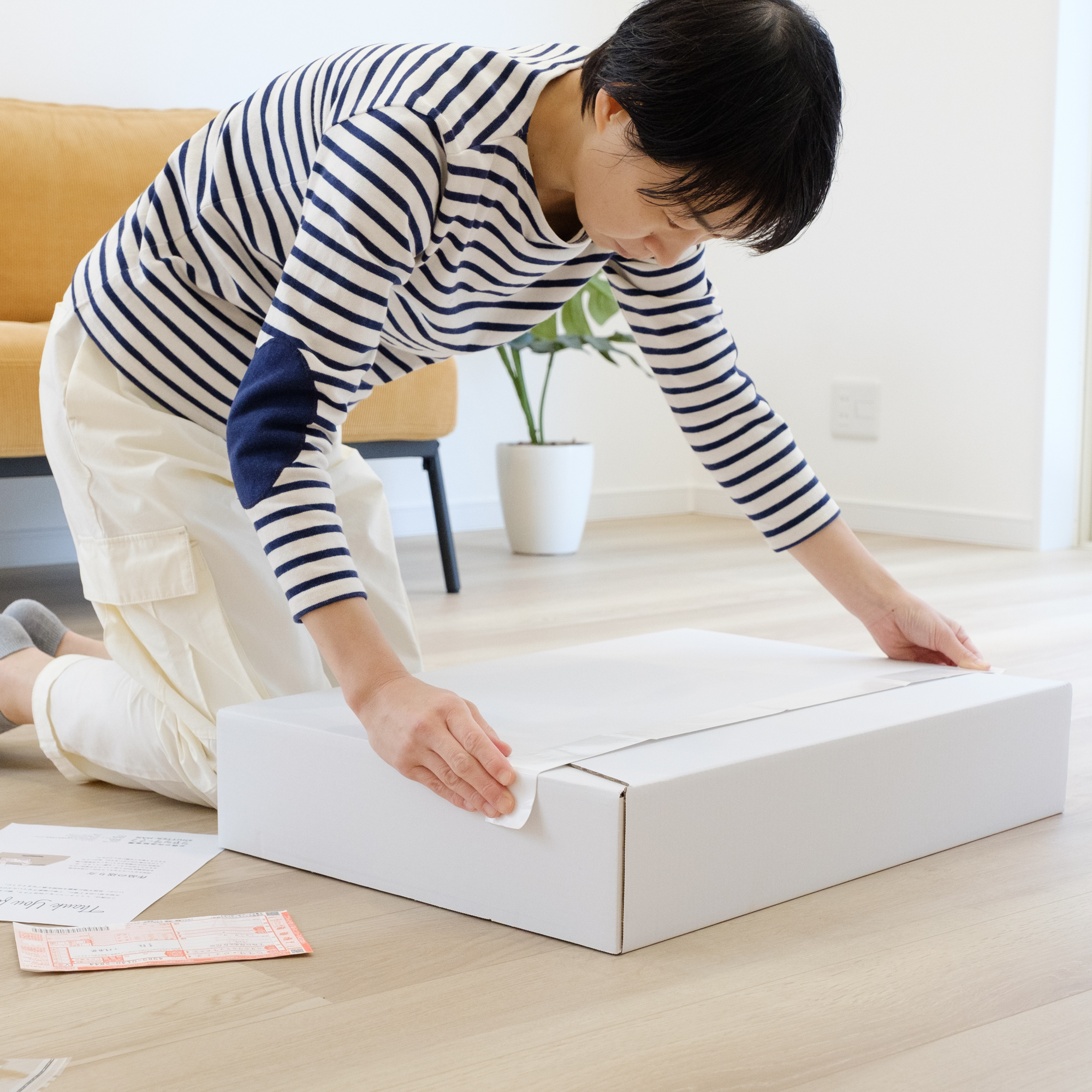 テープで作品BOXをとめる