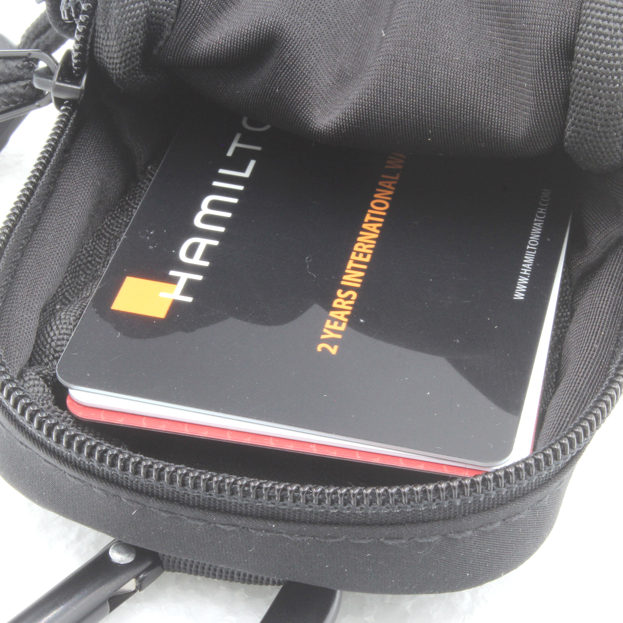 カードを縦に収納出来ます。ウォーキングやランニング時の財布としても使用可能です。