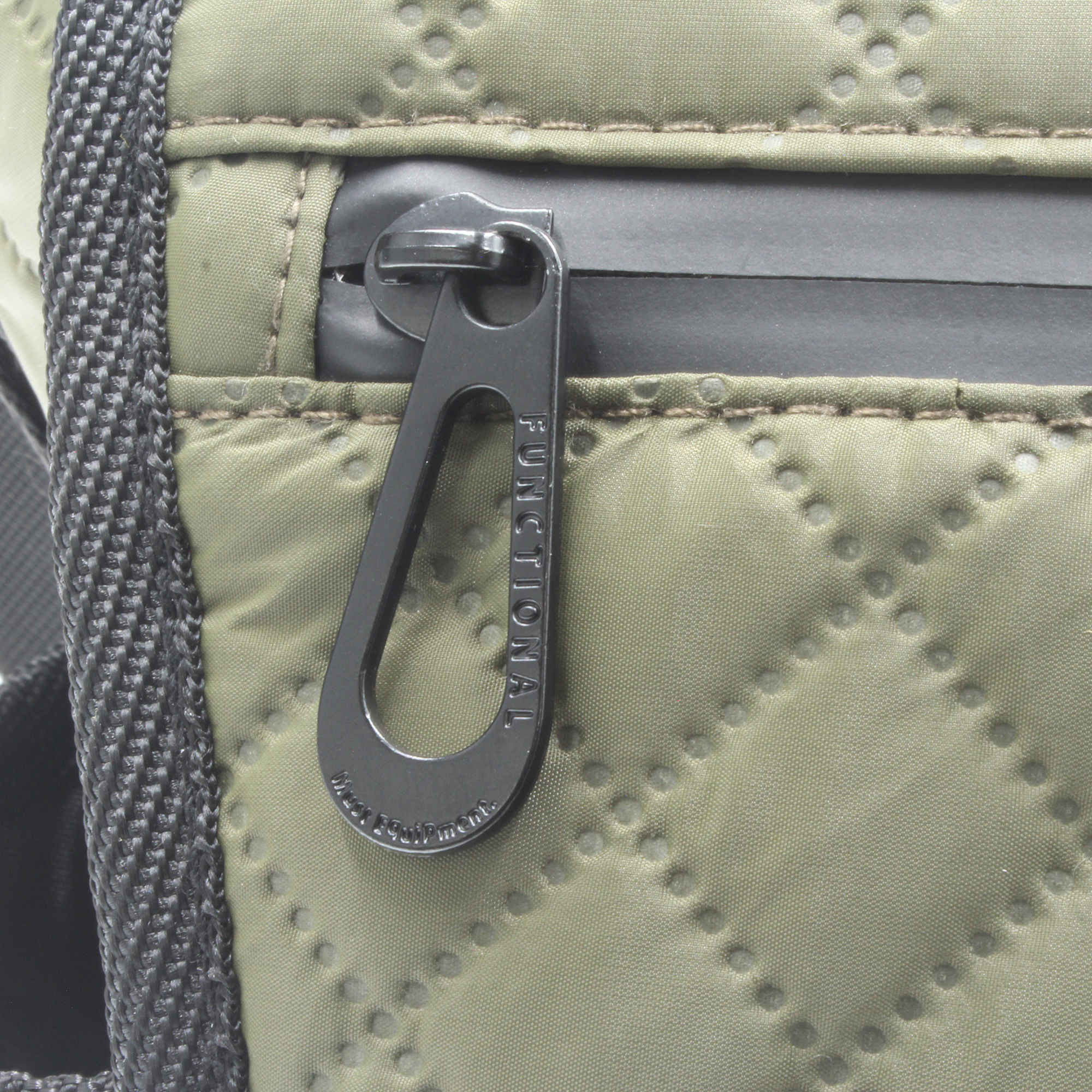 フラップ部に止水ファスナーを使用したポケット