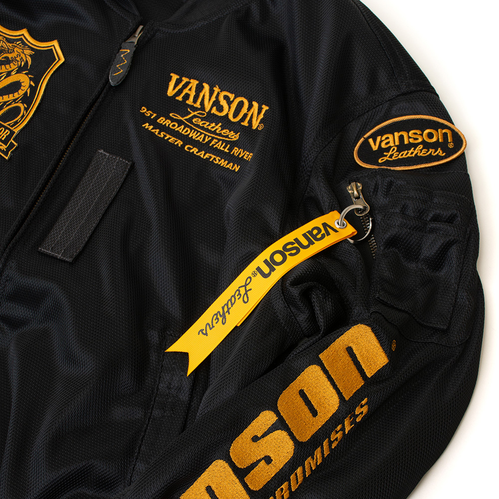 刺繍仕上げのワッペン。引手リボン付きポケット。