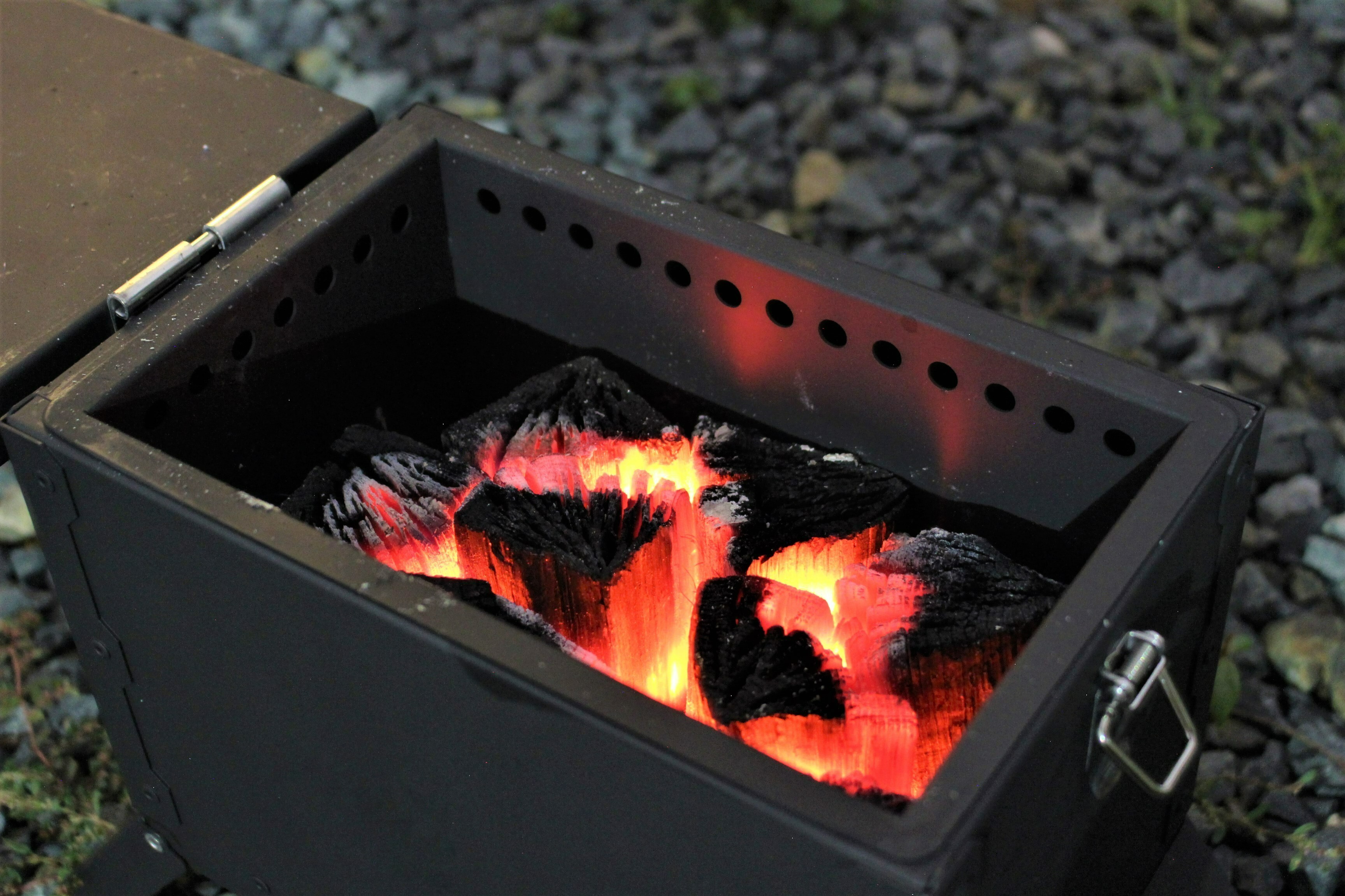 燼[ZIN]ソロ＆谷地林業の黒炭で力強い炭火を実現