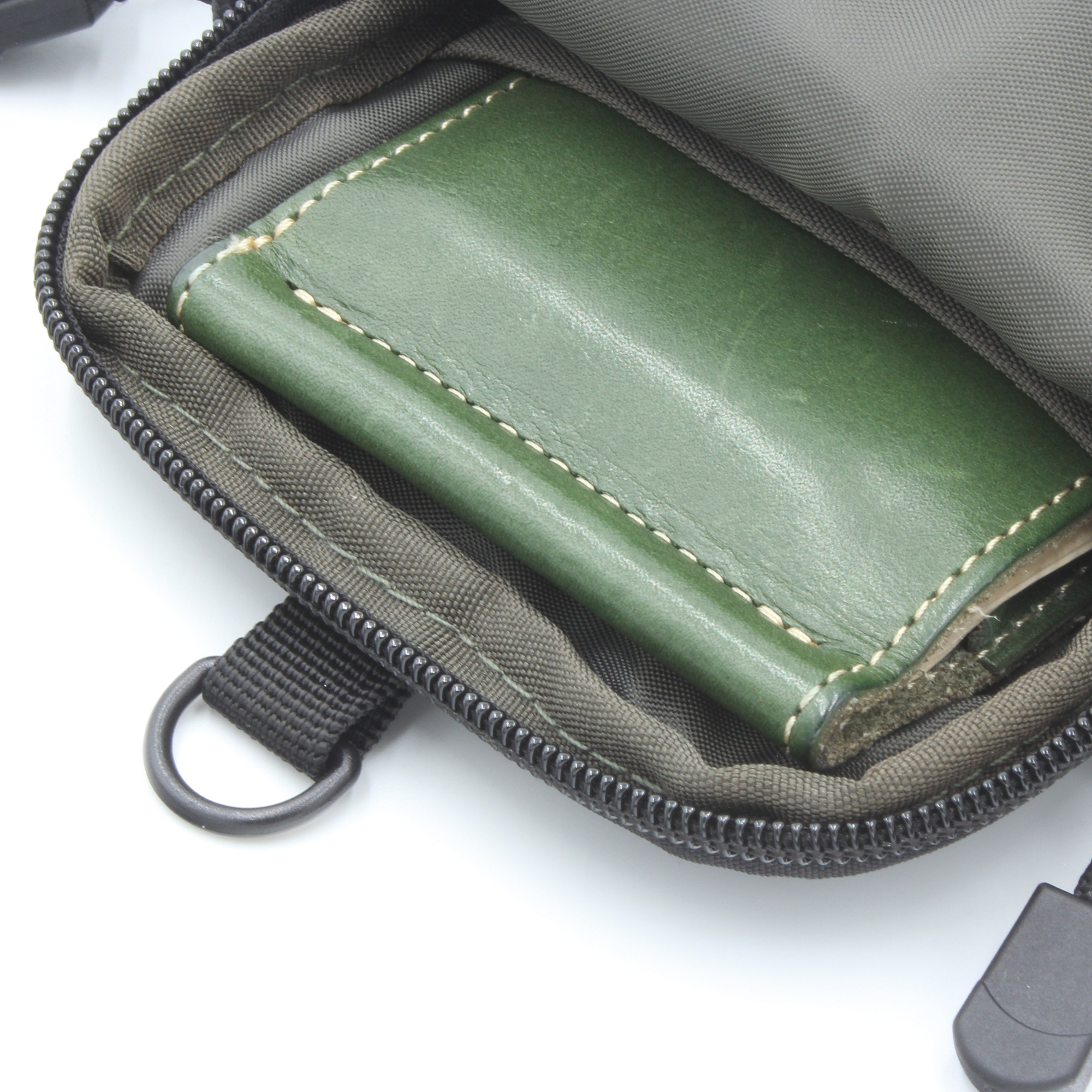 メインポケット内背面側には仕切りポケットを完備