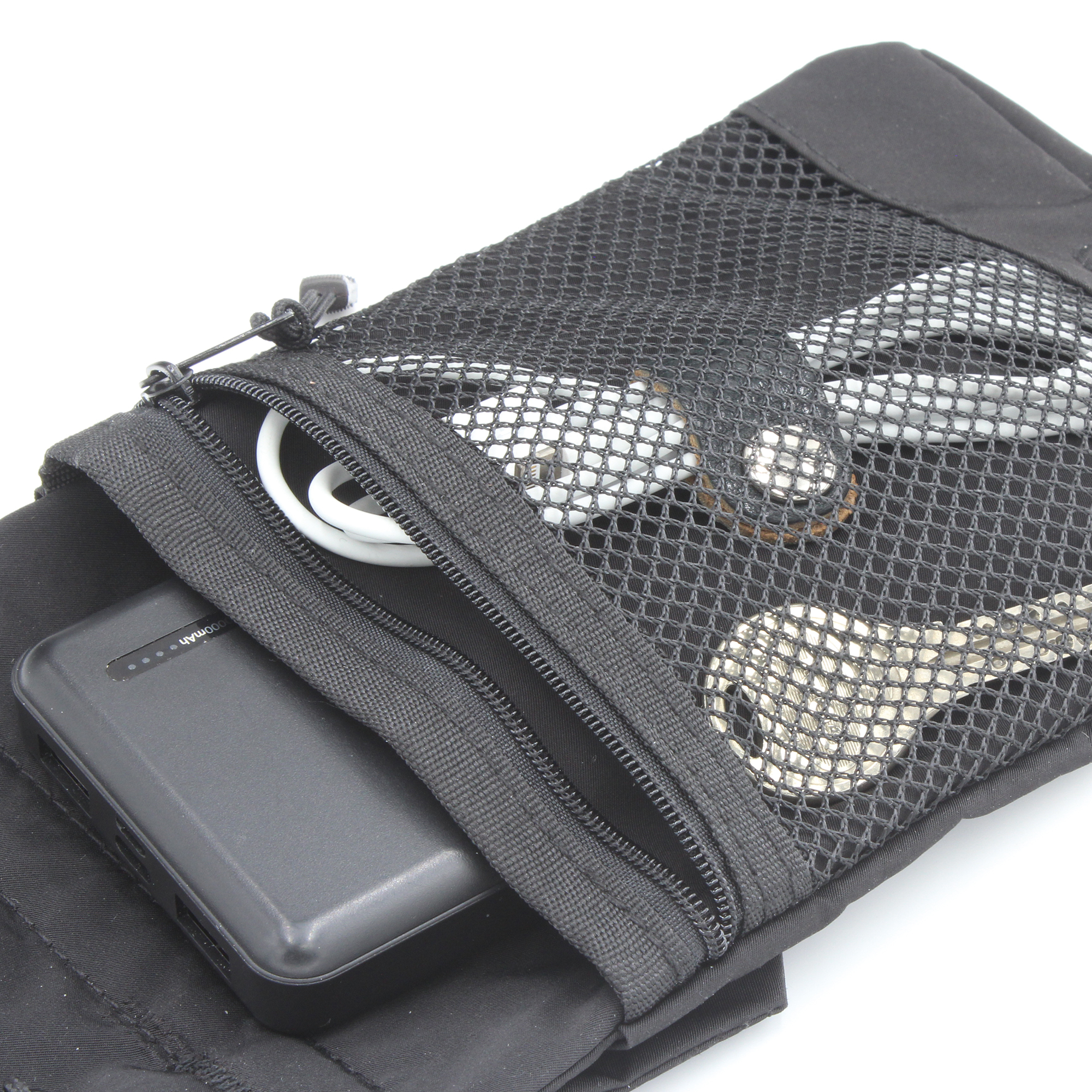 メッシュ内ポケットには鍵など小さな貴重品を入れるのに便利