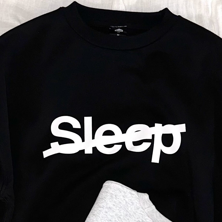 胸にはホワイトカラーのSleep slashロゴ