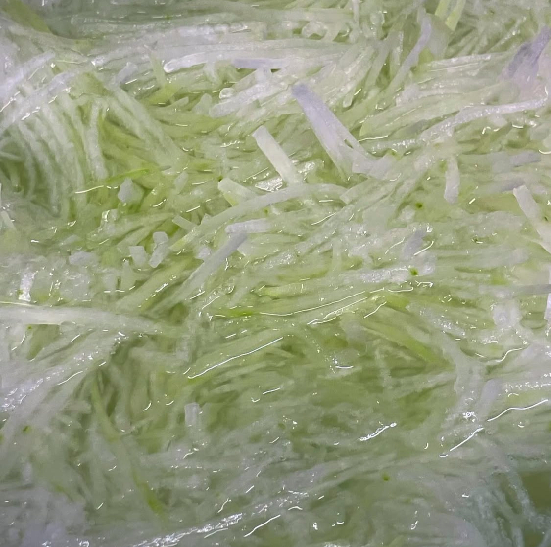 丁寧に冬瓜を下処理してアクを抜き、食感を残してゆきます。