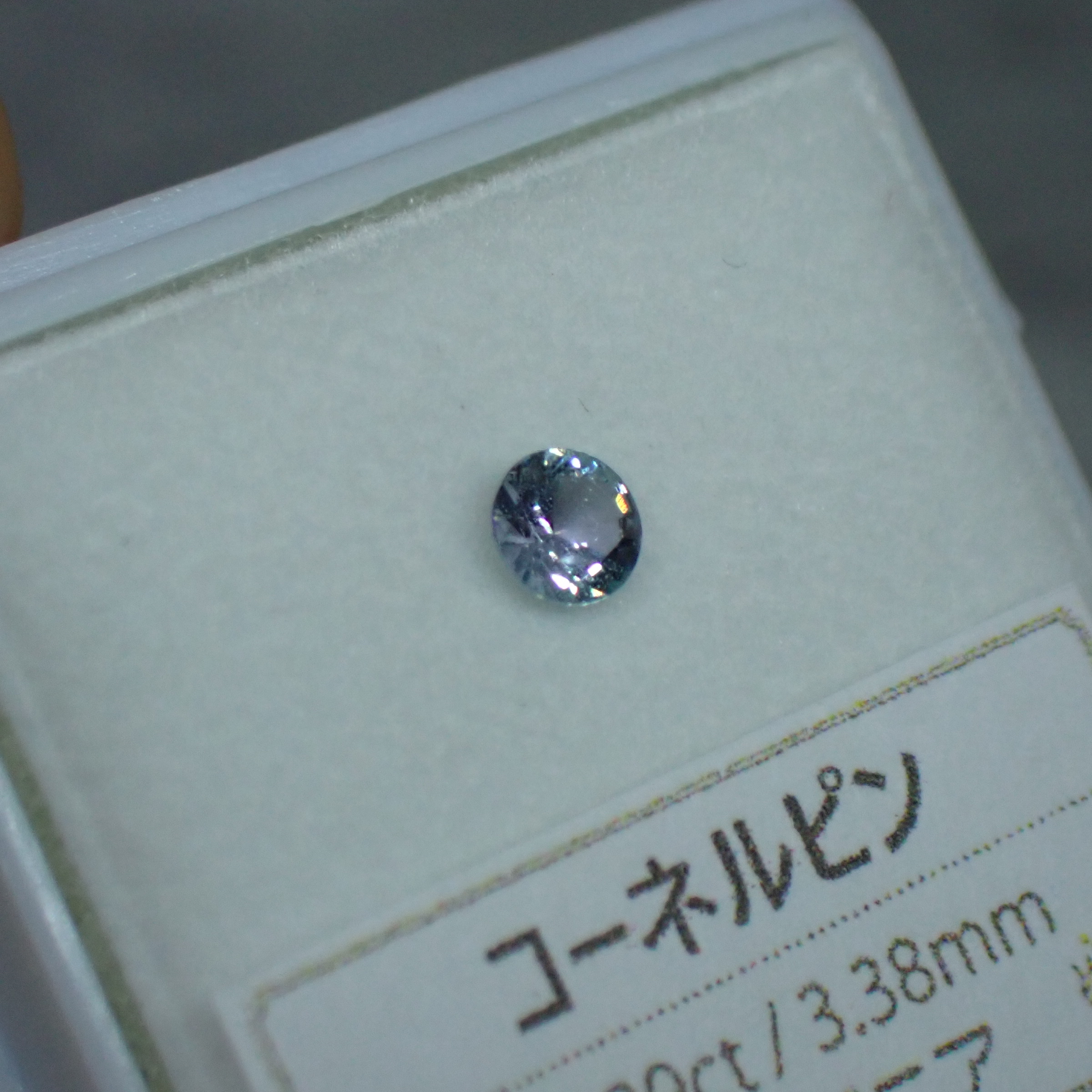 ルースを傾けるだけでも多色性が✨