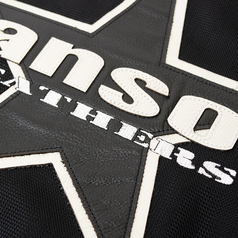 背面のワンスターも本革を採用。