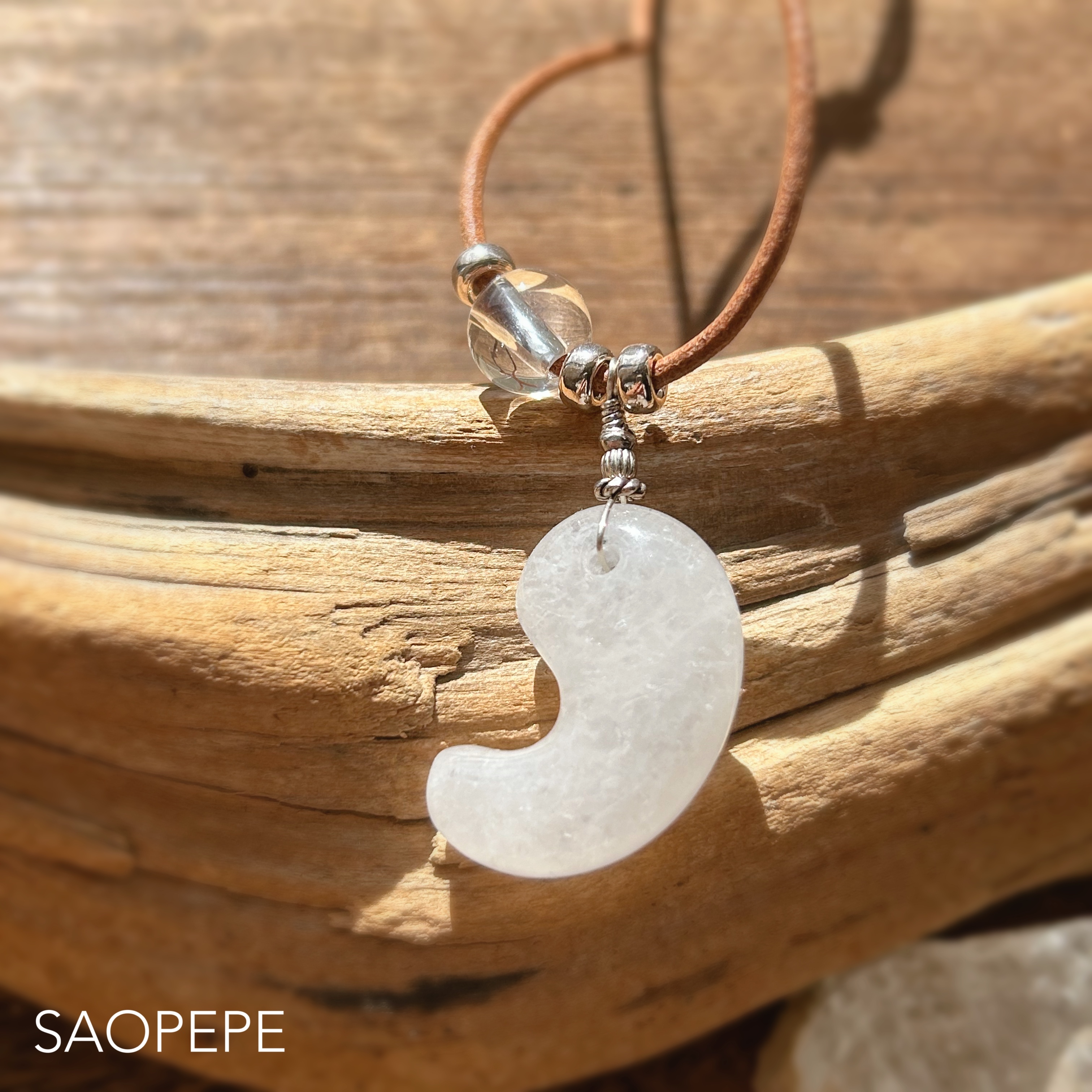 優しい雰囲気のホワイトジェード勾玉